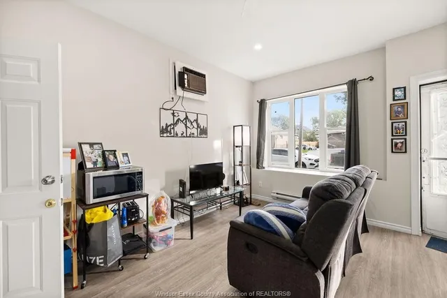 1537 HOWARD, Windsor 4