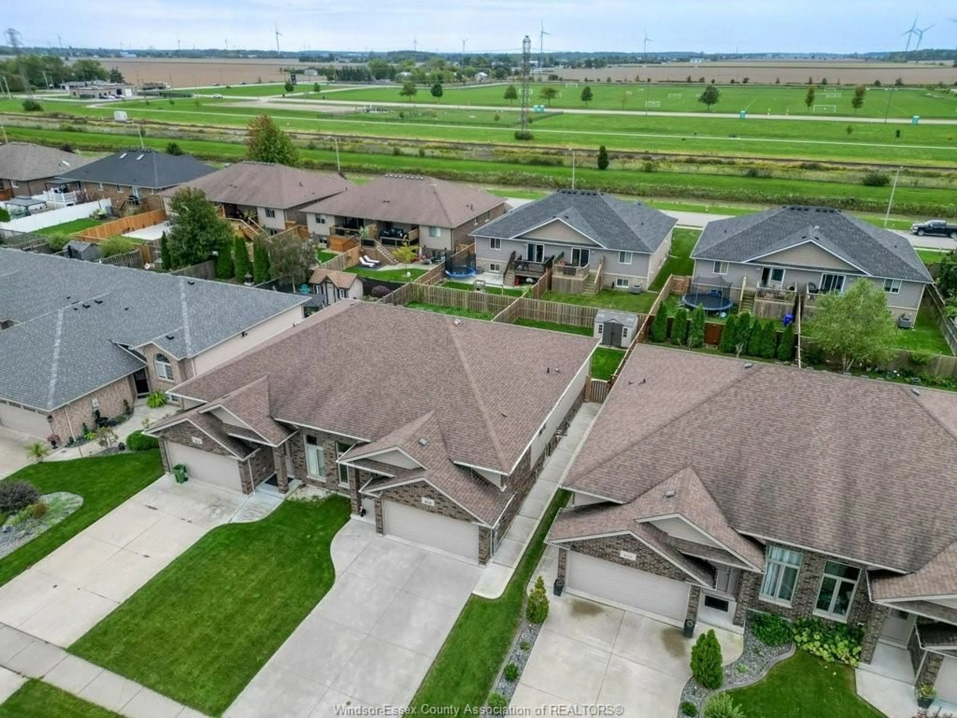 A pic from outside/outdoor area/front of a property/back of a property/a pic from drone, unknown for 415 ROSEWOOD Dr, Lakeshore Ontario N8L 1B9