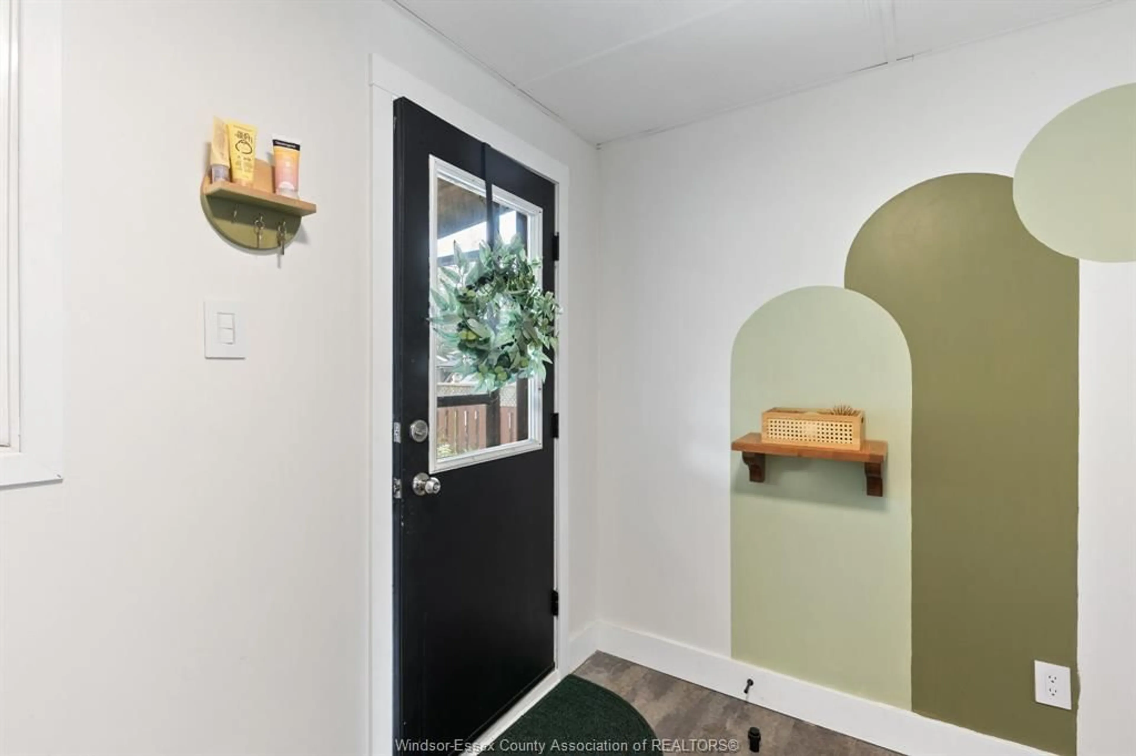 Indoor entryway for 1734 WESTCOTT, Windsor Ontario N8Y 4C9