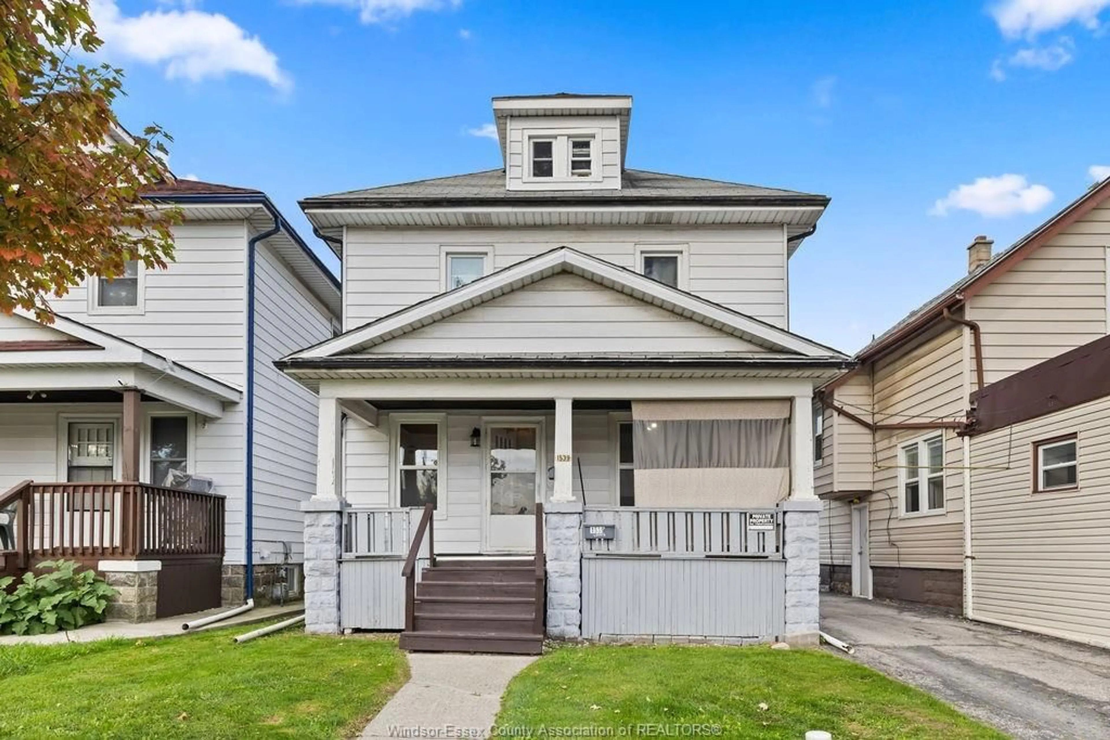 Home with vinyl exterior material, street for 1539 HOWARD, Windsor Ontario N8X 3T5