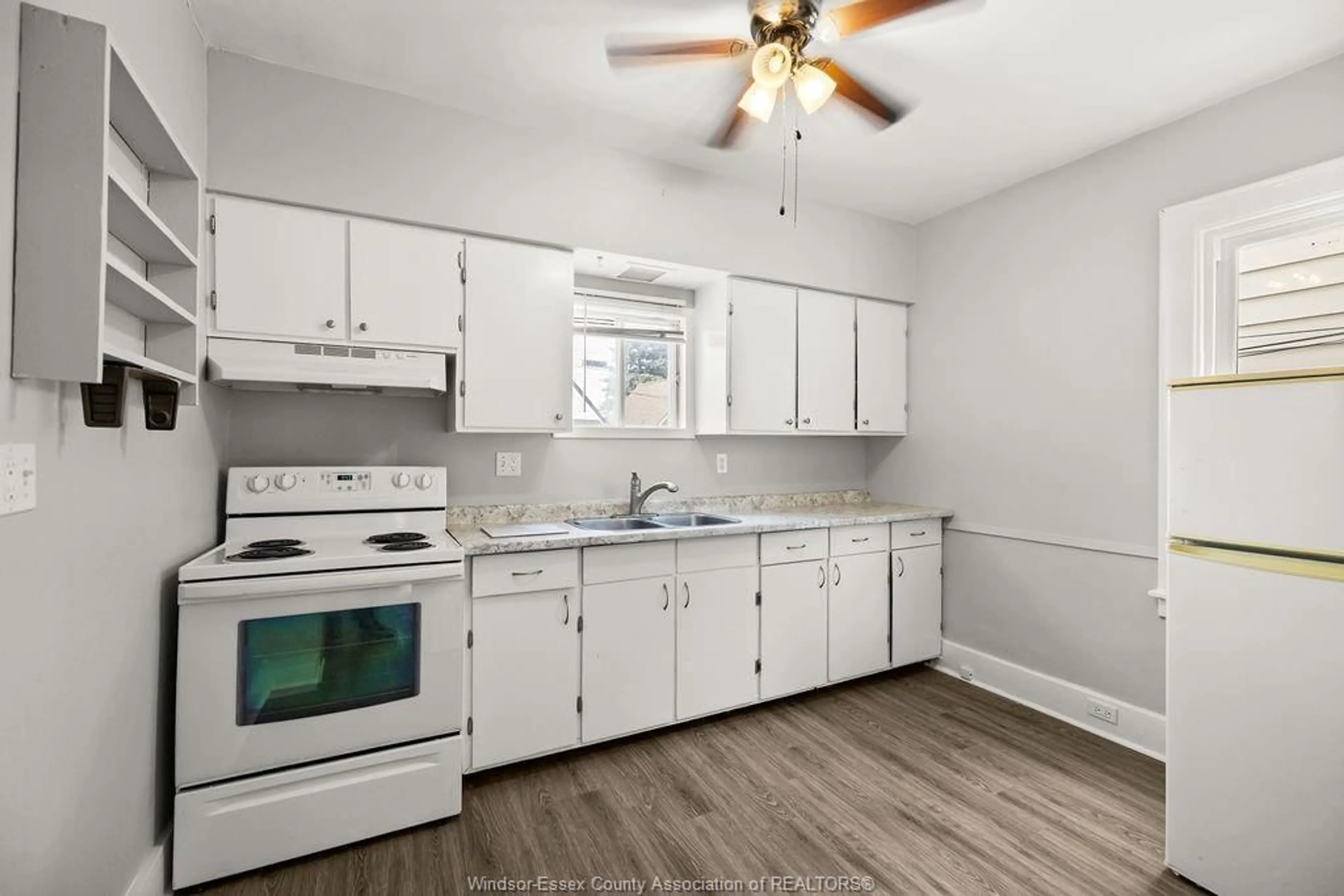 Standard kitchen, unknown for 1539 HOWARD, Windsor Ontario N8X 3T5