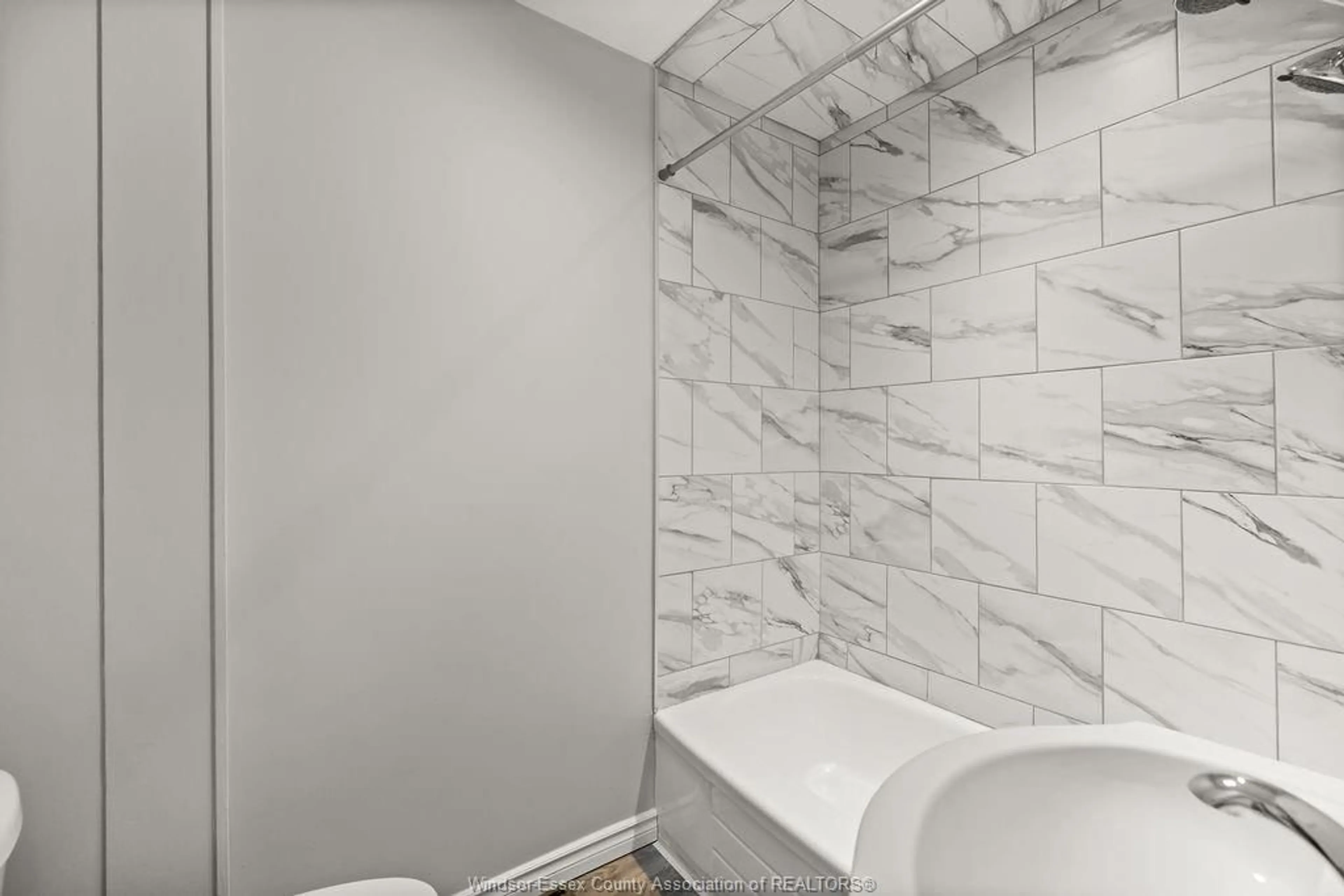 Standard bathroom, ceramic/tile floor for 1539 HOWARD, Windsor Ontario N8X 3T5