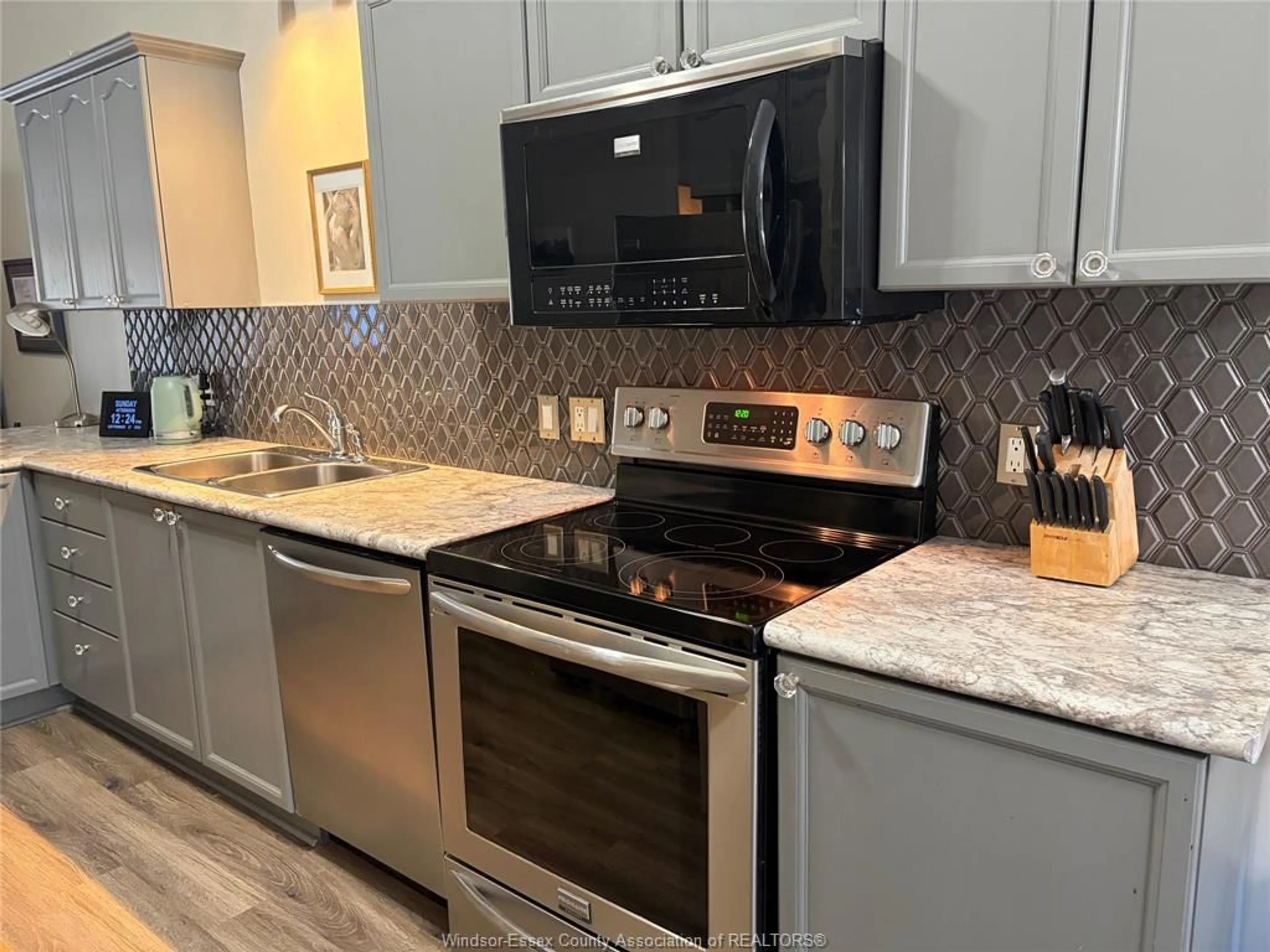 Open concept kitchen, ceramic/tile floor for 24 ERIE GLEN Cres, Leamington Ontario N8H 5K2