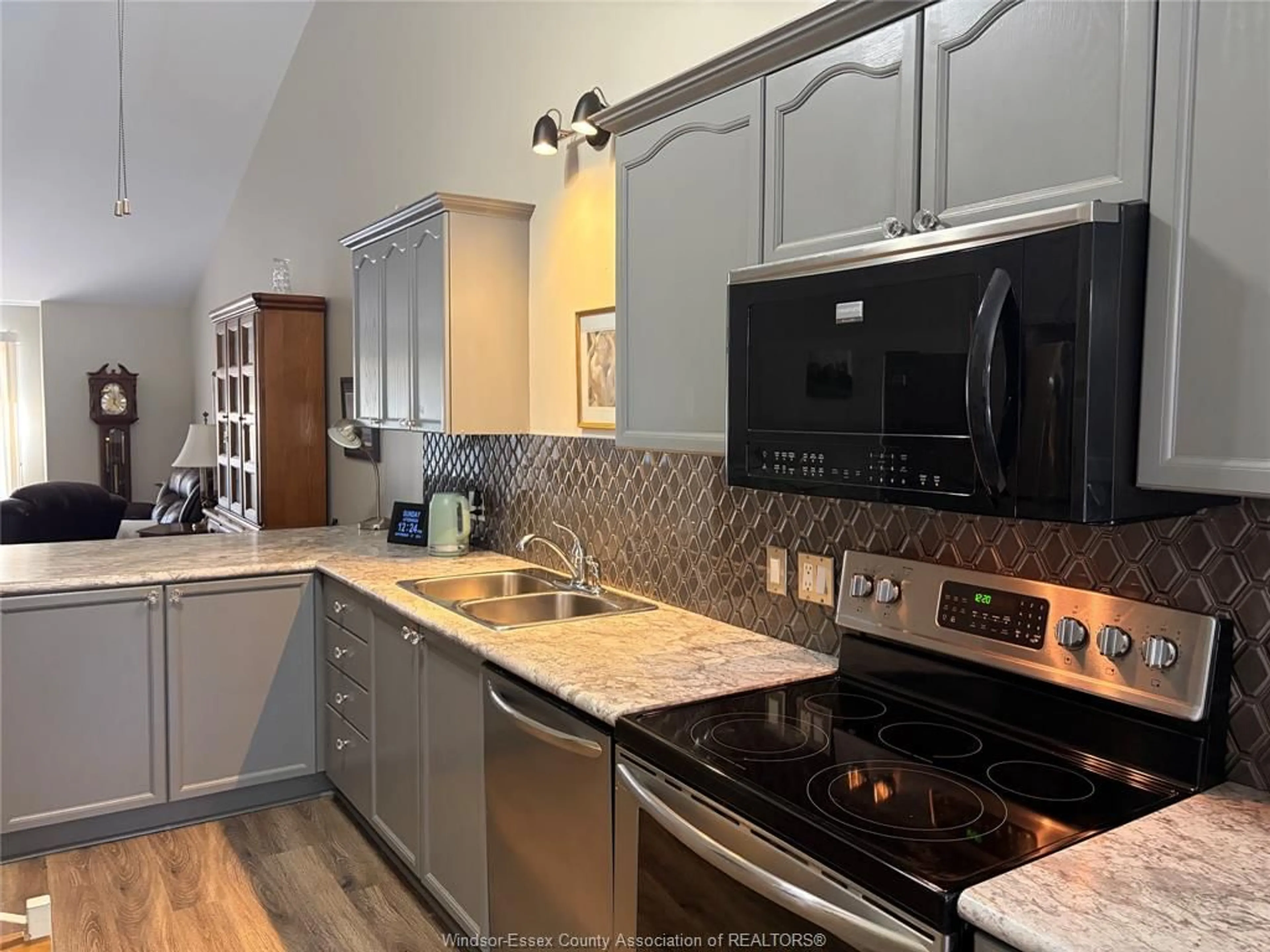 Open concept kitchen, ceramic/tile floor for 24 ERIE GLEN Cres, Leamington Ontario N8H 5K2