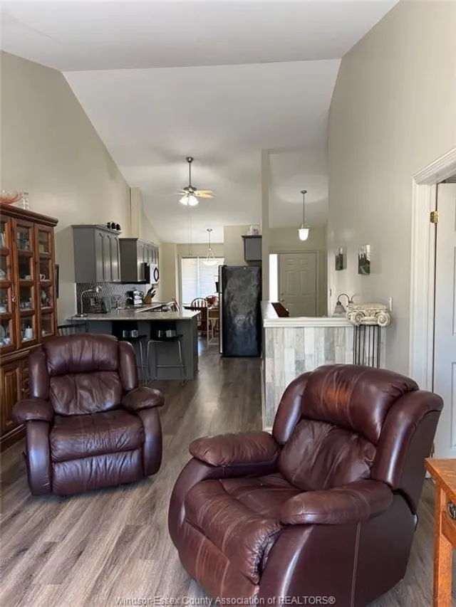 24 ERIE GLEN Cres, Leamington 5