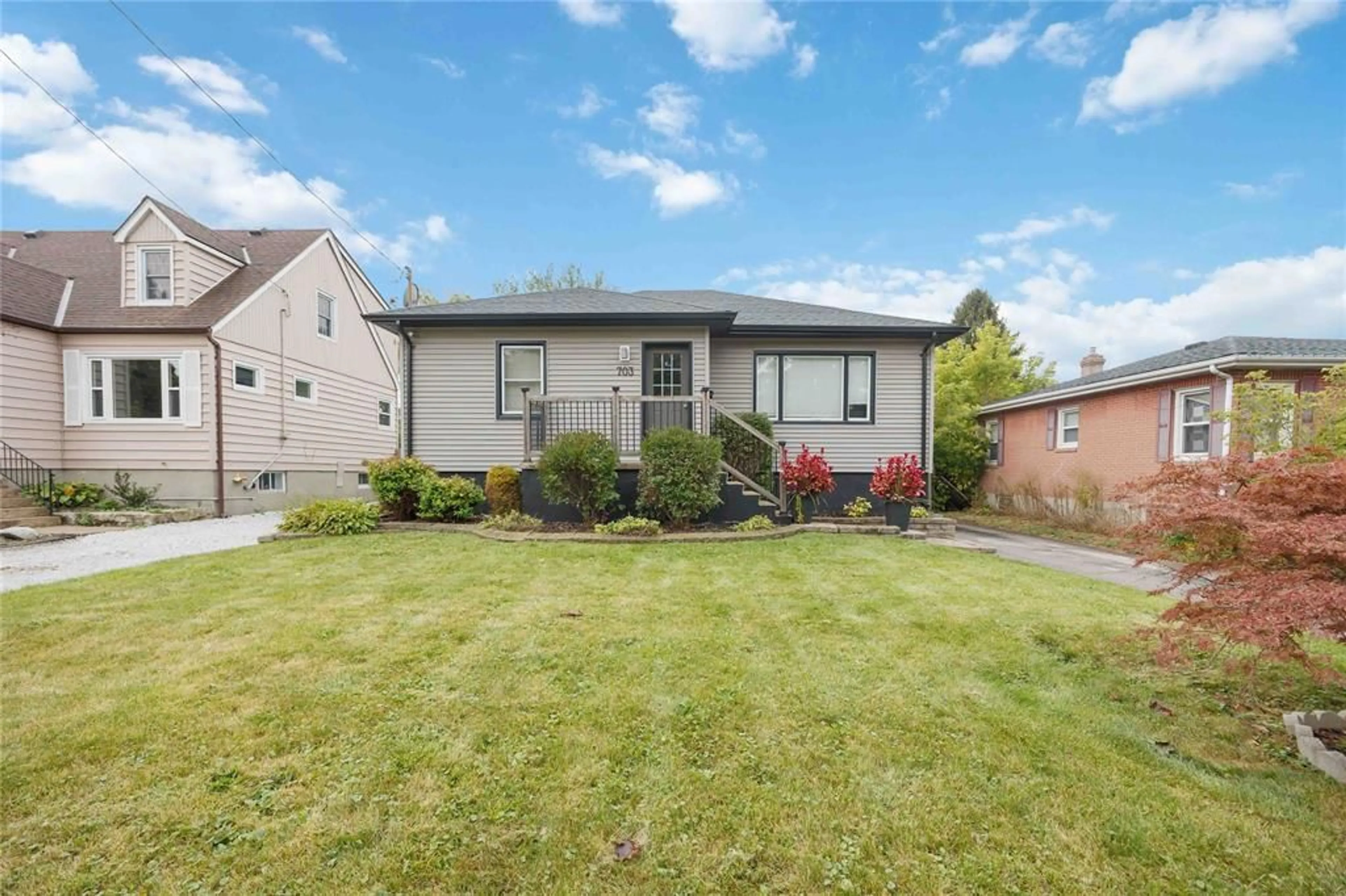 Home with vinyl exterior material, street for 703 WILLIAM Ave, Sarnia Ontario N7T 7C7