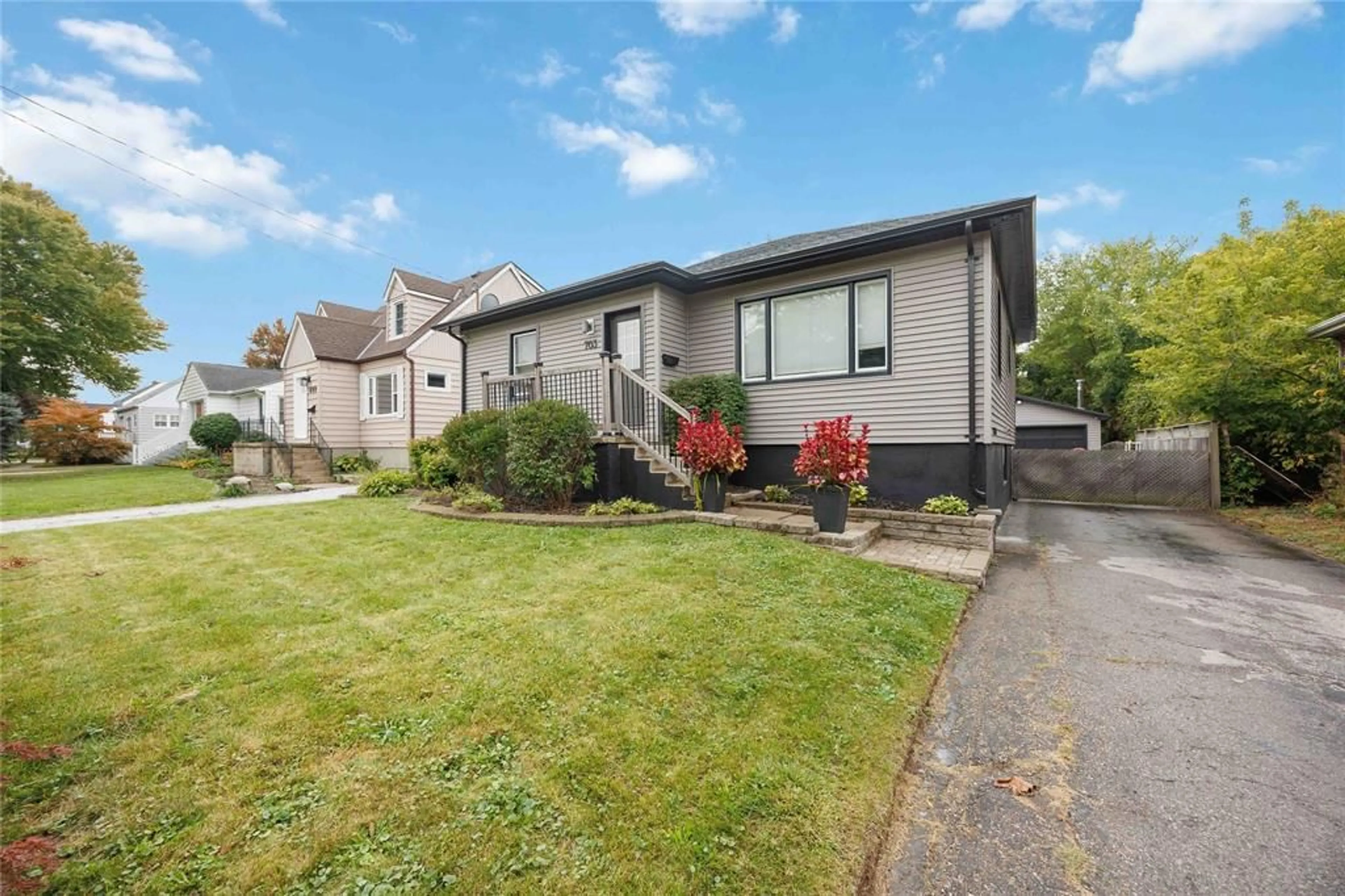 Home with vinyl exterior material, street for 703 WILLIAM Ave, Sarnia Ontario N7T 7C7