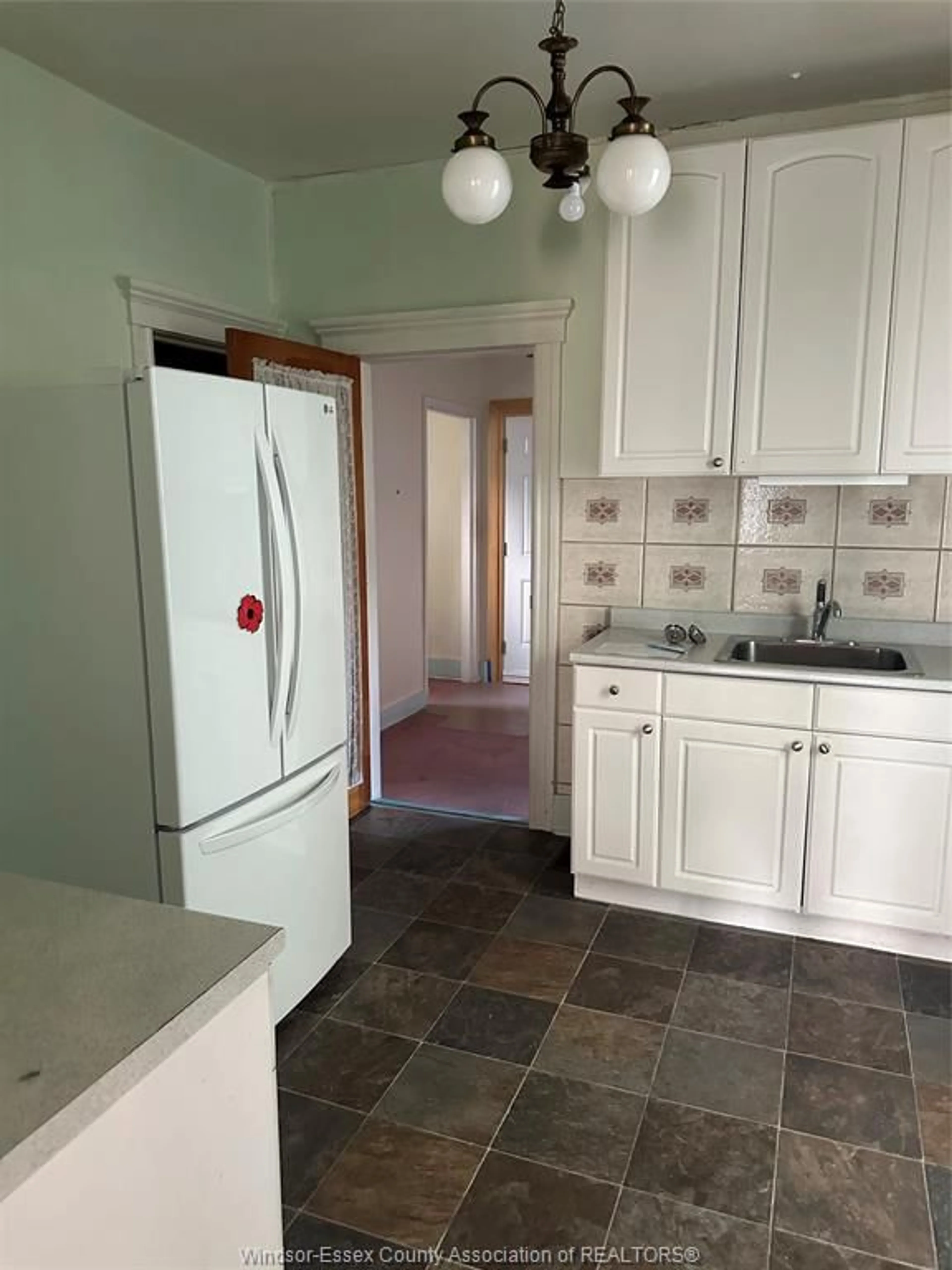 Standard kitchen, ceramic/tile floor for 547 PIERRE Ave, Windsor Ontario N9A 2K1