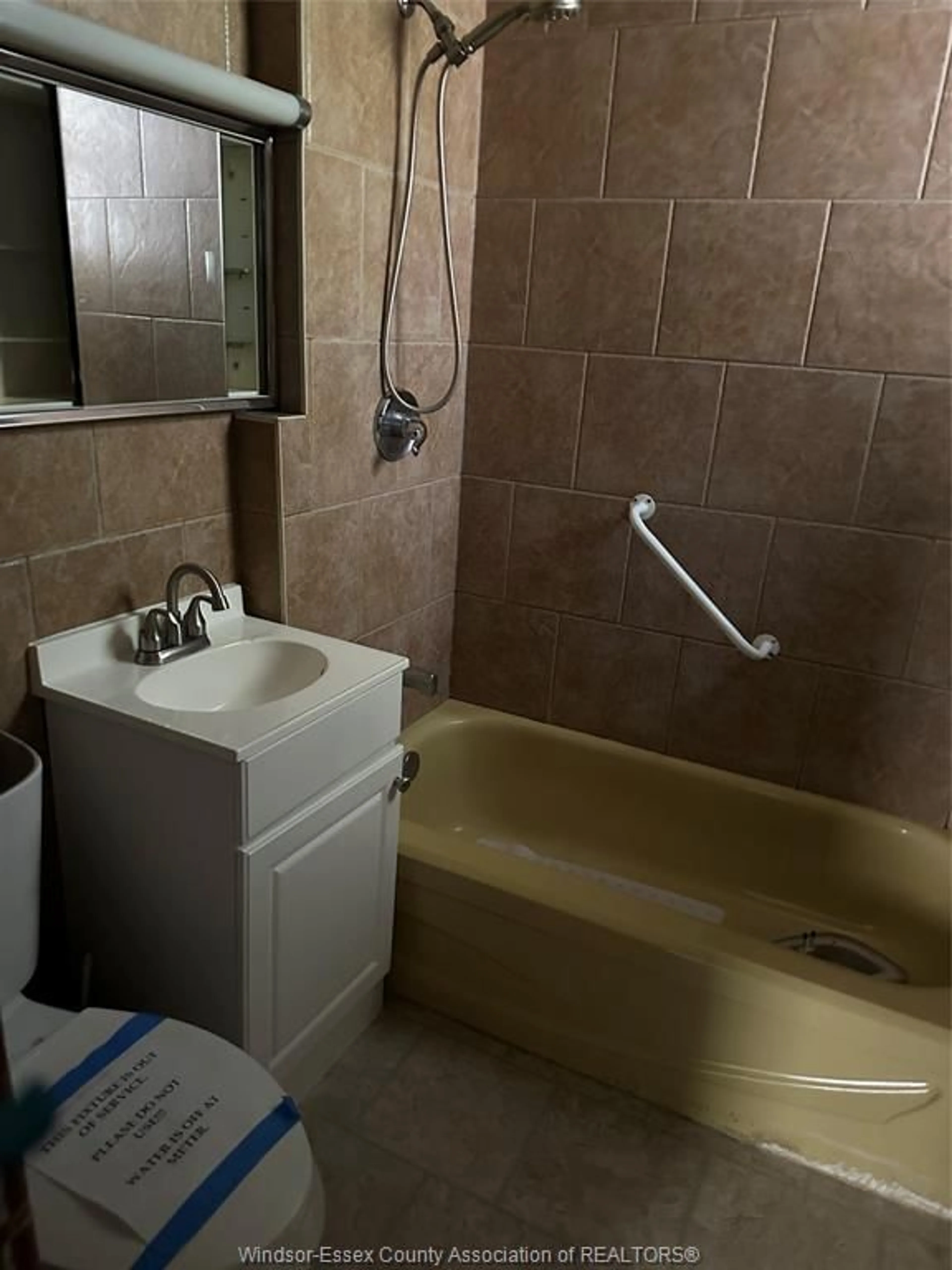 Standard bathroom, unknown for 547 PIERRE Ave, Windsor Ontario N9A 2K1