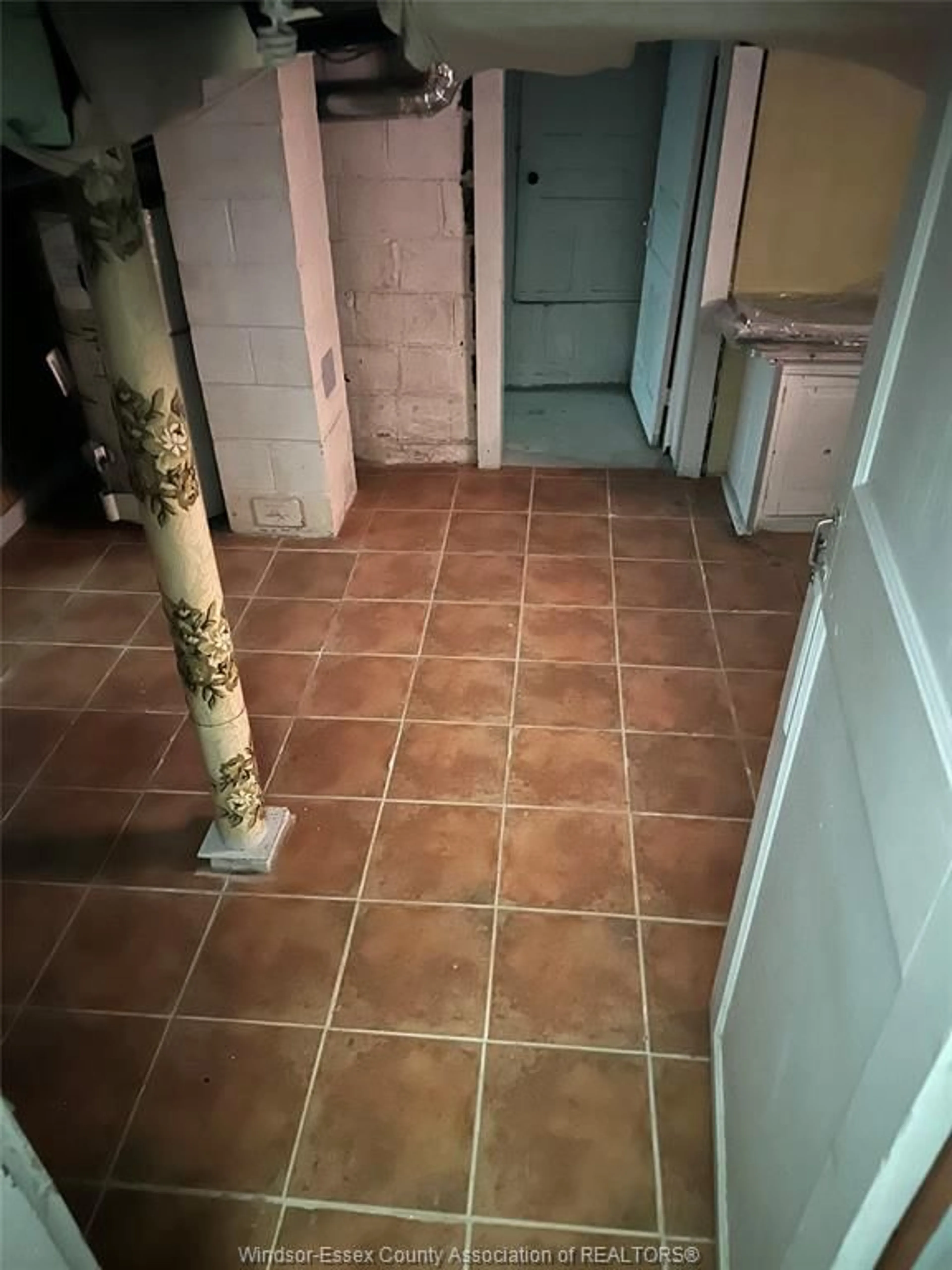 Indoor foyer for 547 PIERRE Ave, Windsor Ontario N9A 2K1