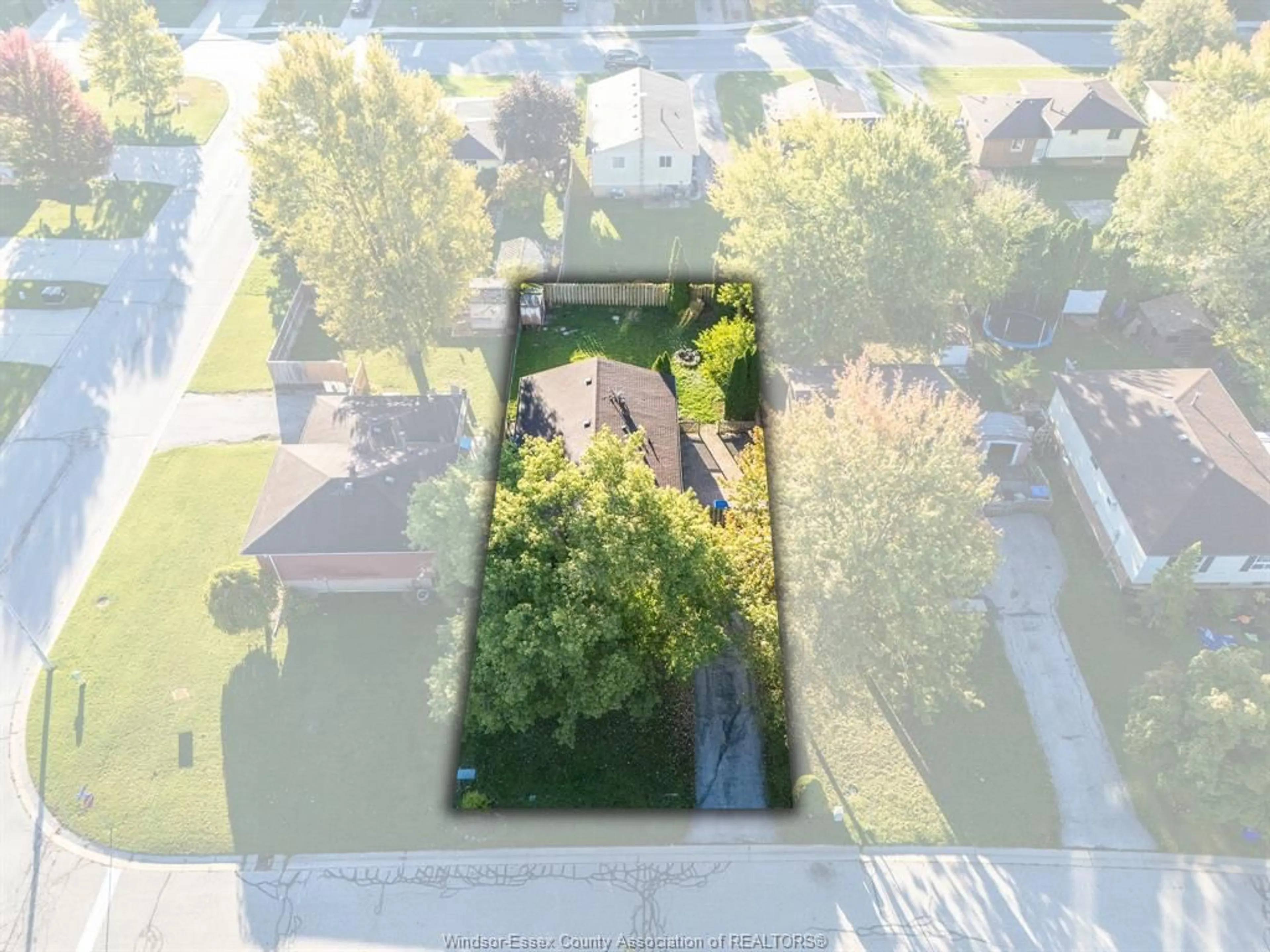 A pic from outside/outdoor area/front of a property/back of a property/a pic from drone, street for 264 KELLY St, Essex Ontario N8M 1V3