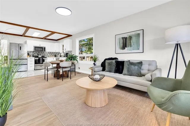 1541 ALBERT, Windsor 4