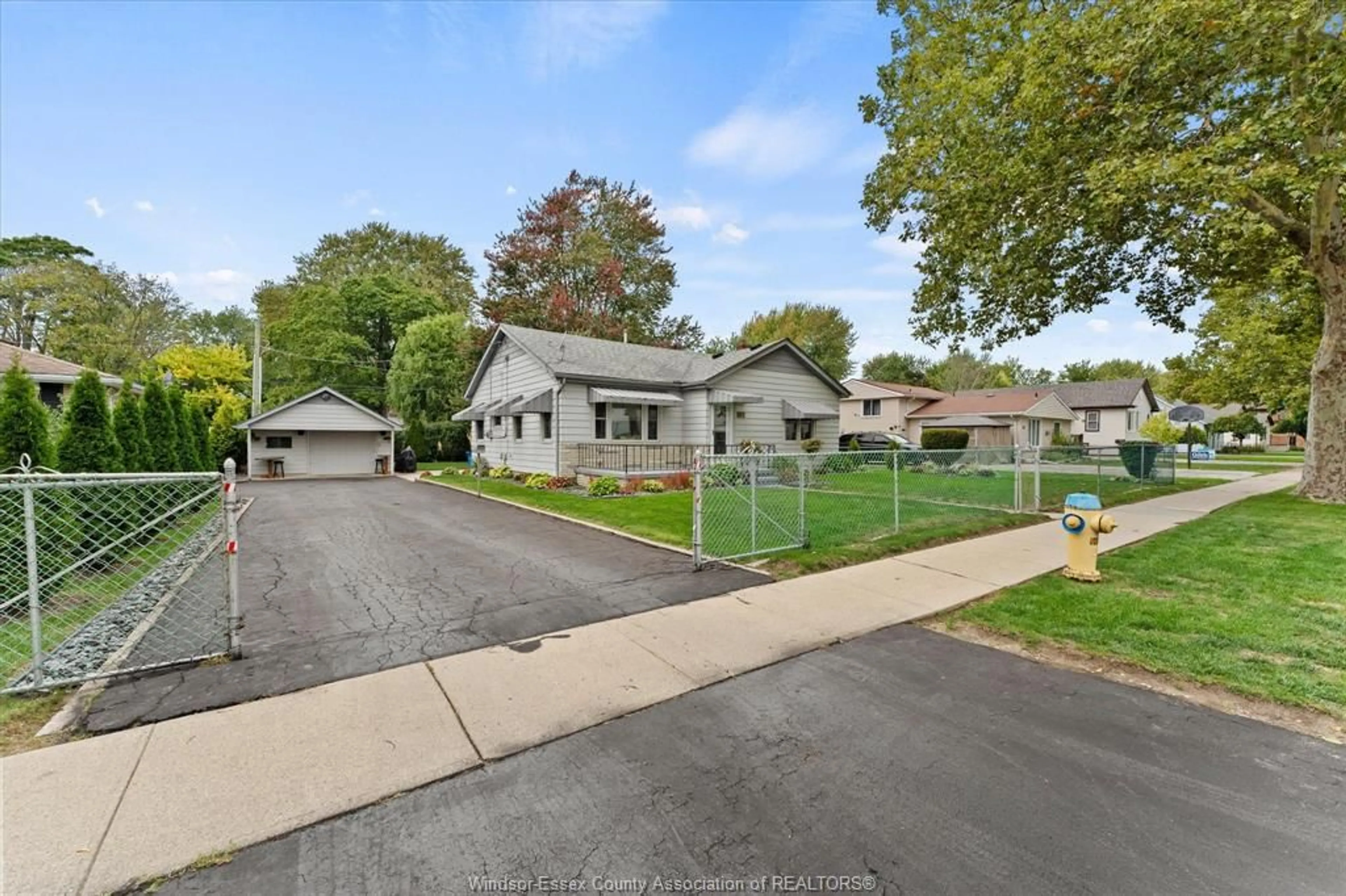 A pic from outside/outdoor area/front of a property/back of a property/a pic from drone, street for 276 BROCK, Amherstburg Ontario N9V 2H6