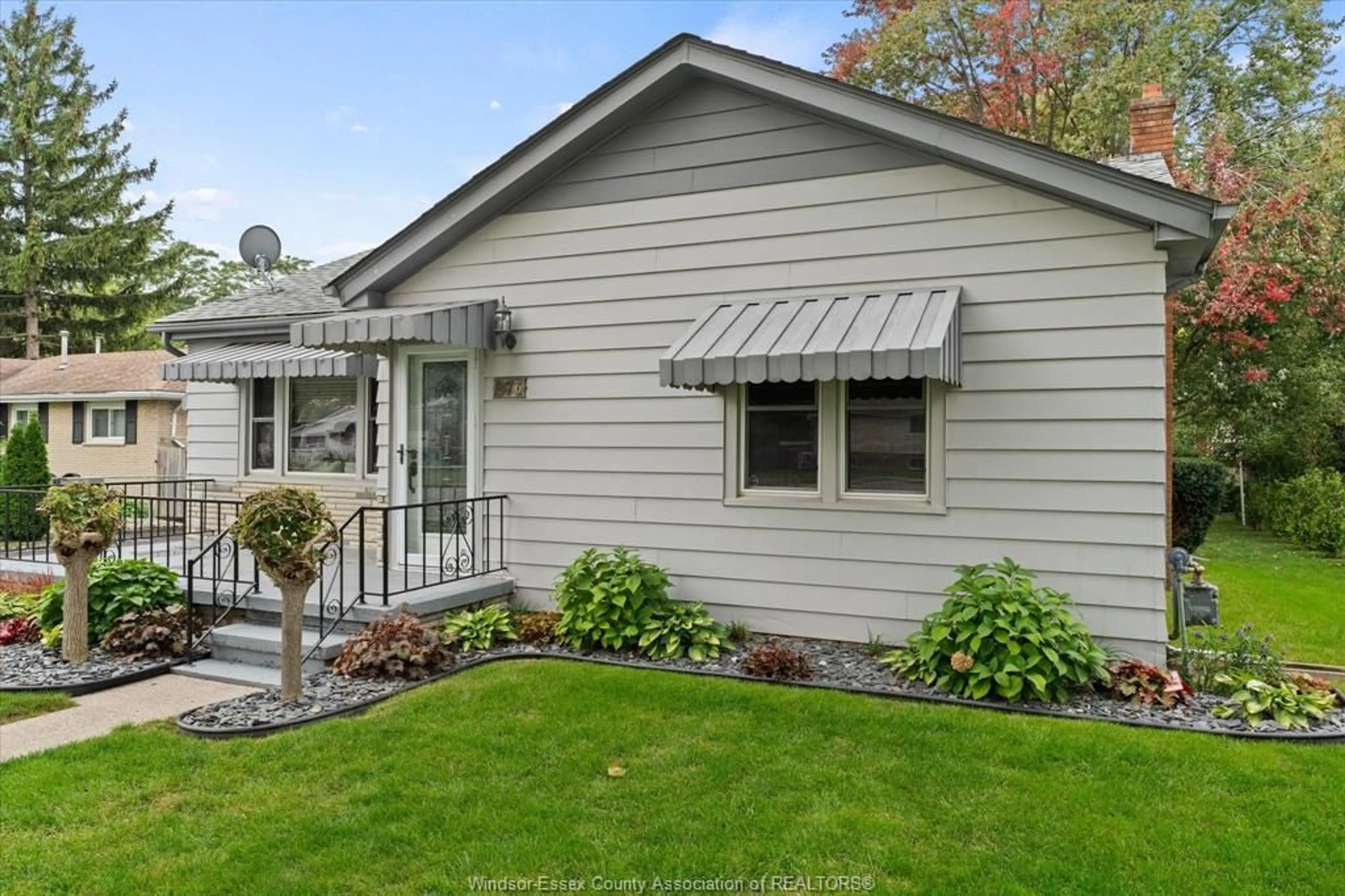 Home with vinyl exterior material, street for 276 BROCK, Amherstburg Ontario N9V 2H6