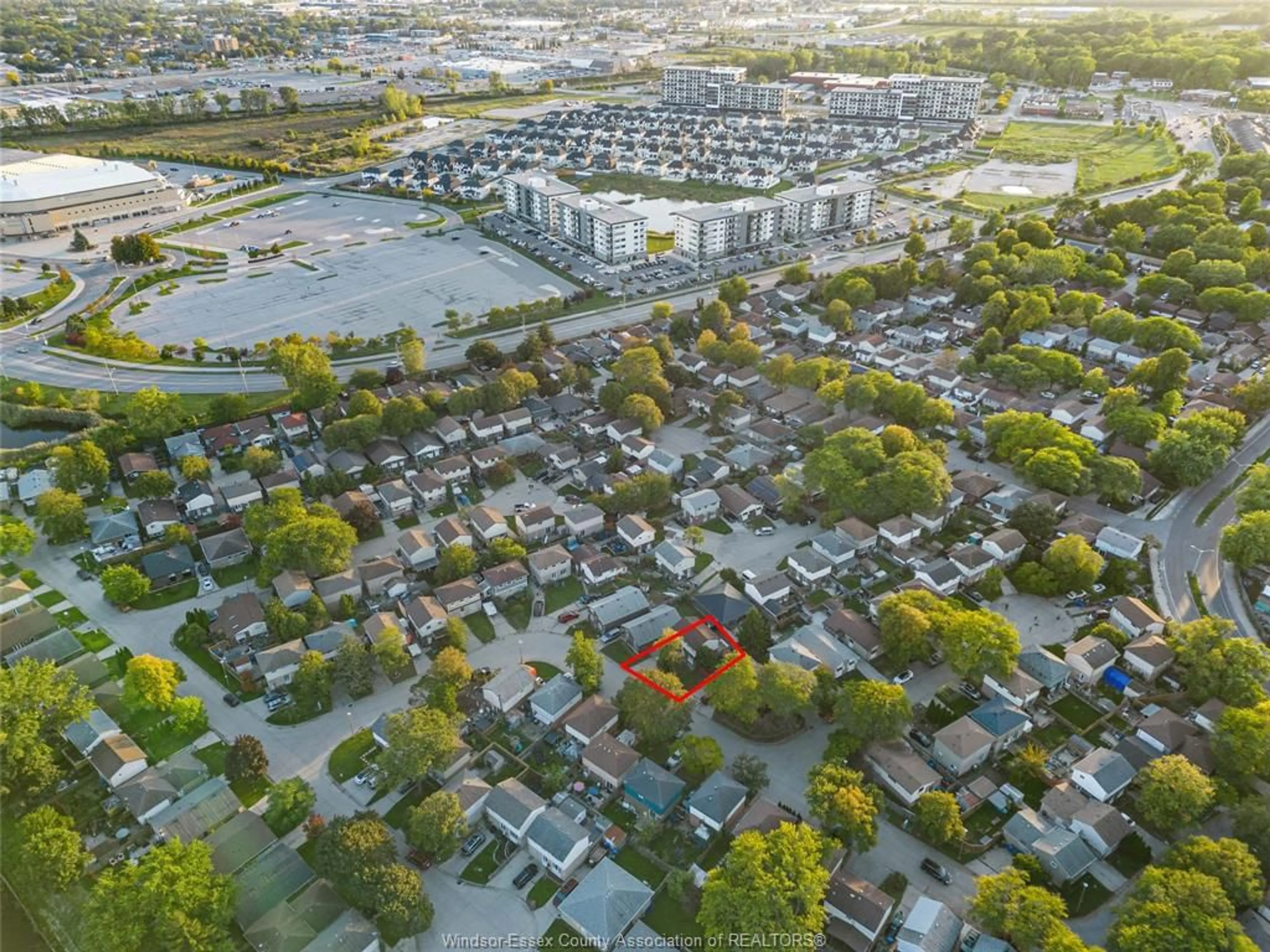 A pic from outside/outdoor area/front of a property/back of a property/a pic from drone, street for 1341 ARNCLIFFE PL, Windsor Ontario N8S 4K1