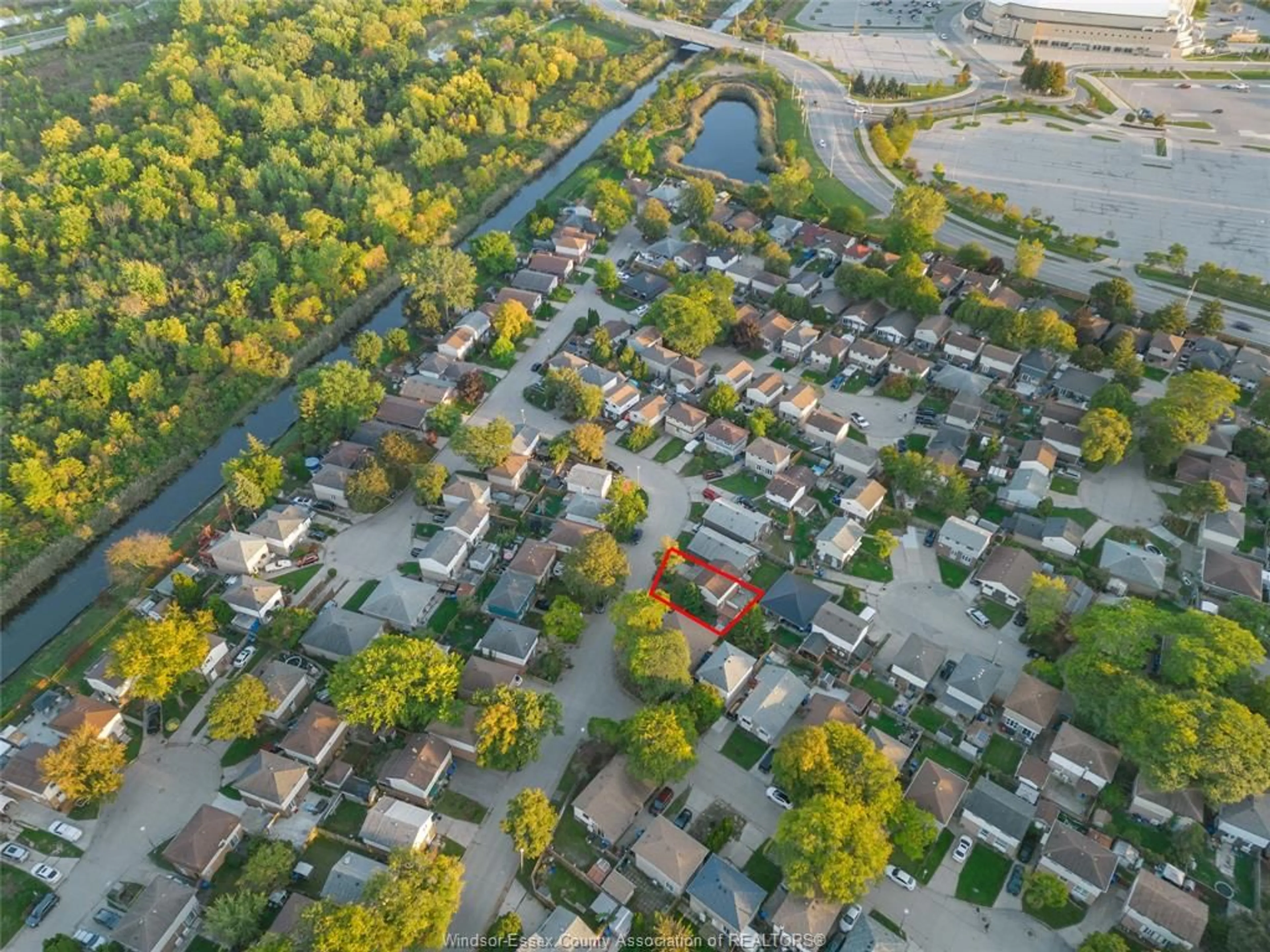 A pic from outside/outdoor area/front of a property/back of a property/a pic from drone, street for 1341 ARNCLIFFE PL, Windsor Ontario N8S 4K1