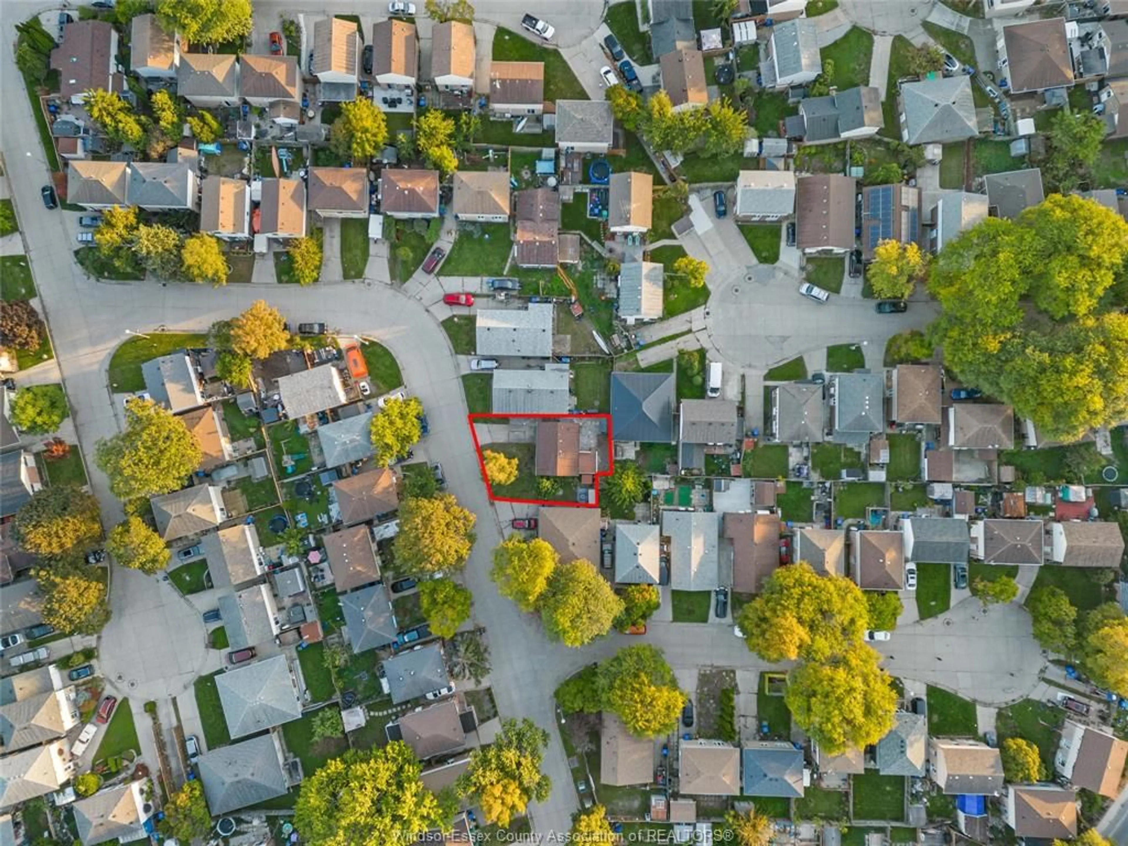 A pic from outside/outdoor area/front of a property/back of a property/a pic from drone, street for 1341 ARNCLIFFE PL, Windsor Ontario N8S 4K1