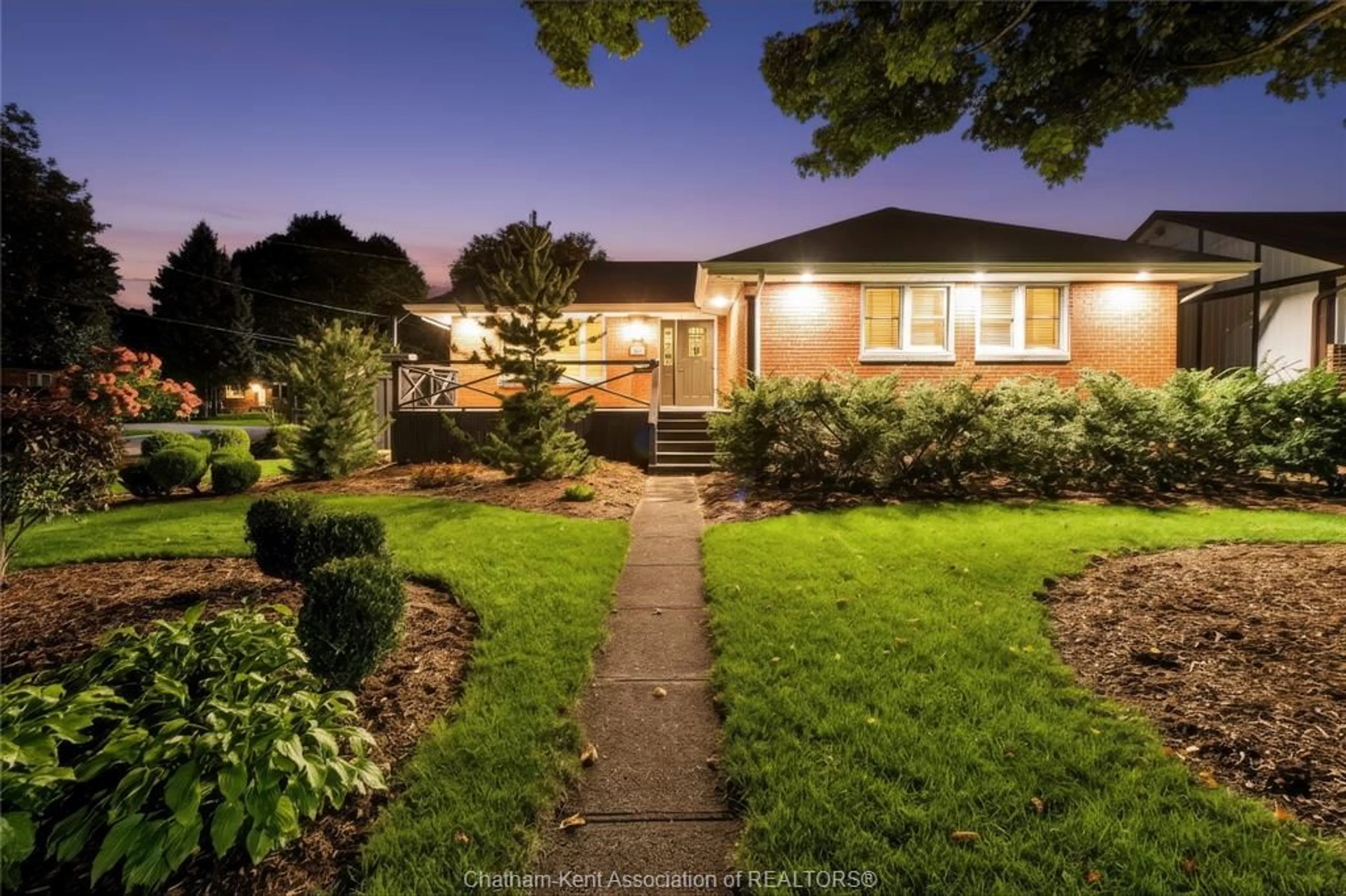 A pic from outside/outdoor area/front of a property/back of a property/a pic from drone, street for 81 Devon Rd, Chatham Ontario N7L 3T7