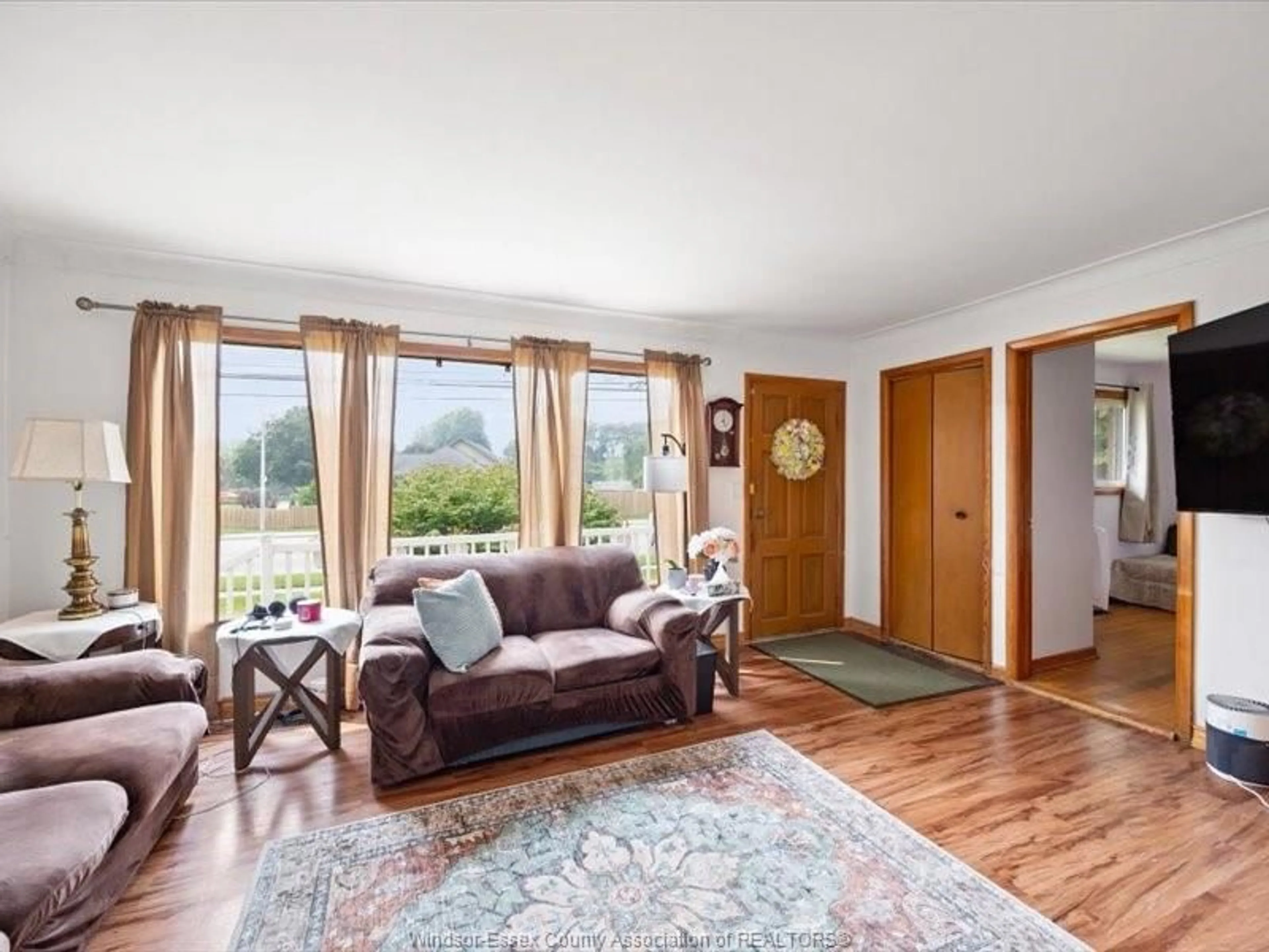 Living room with furniture, wood/laminate floor for 636 CABANA, Windsor Ontario N9G 1A4
