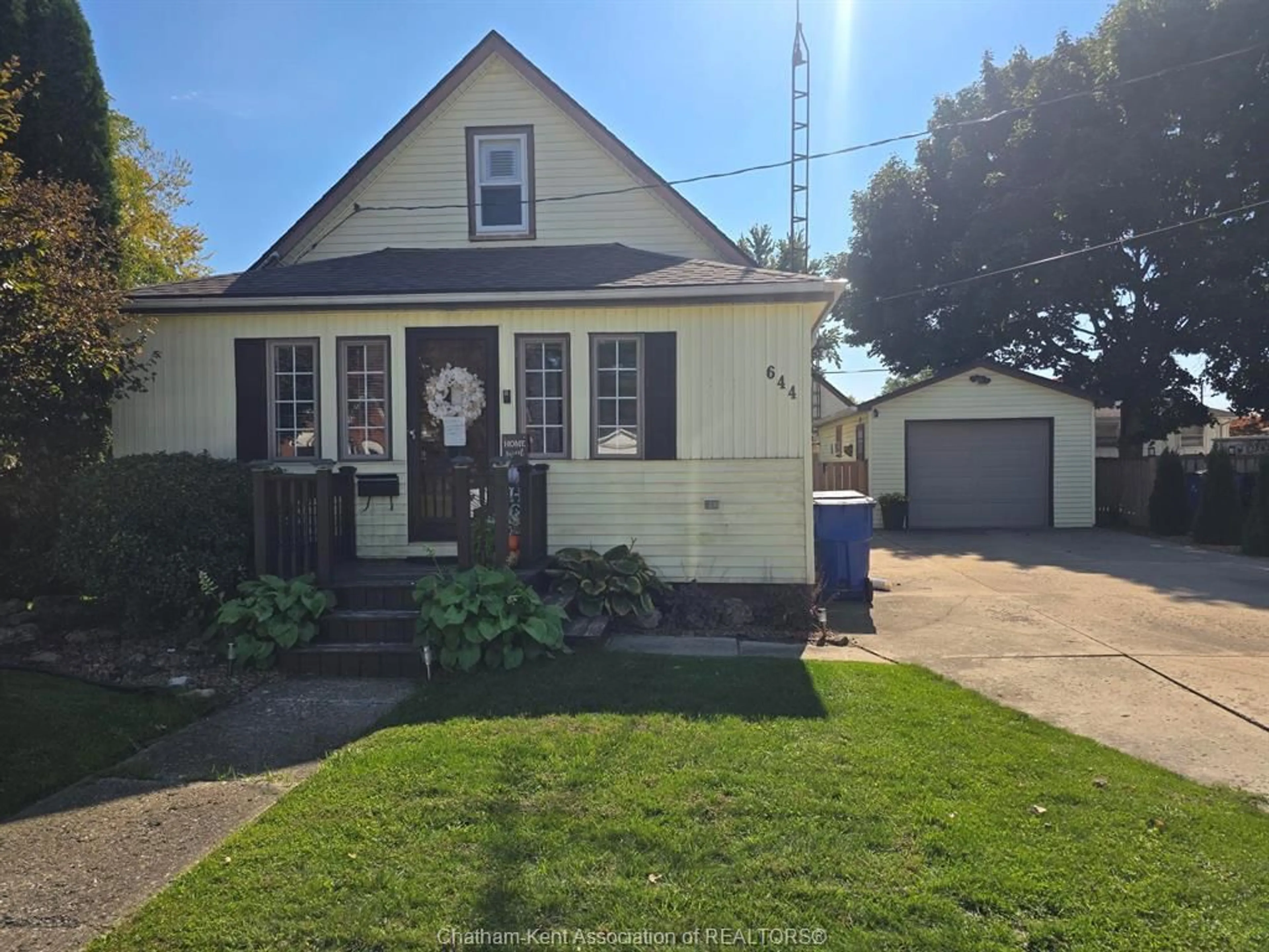 A pic from outside/outdoor area/front of a property/back of a property/a pic from drone, street for 644 WALLACE St, Wallaceburg Ontario N8A 1K5