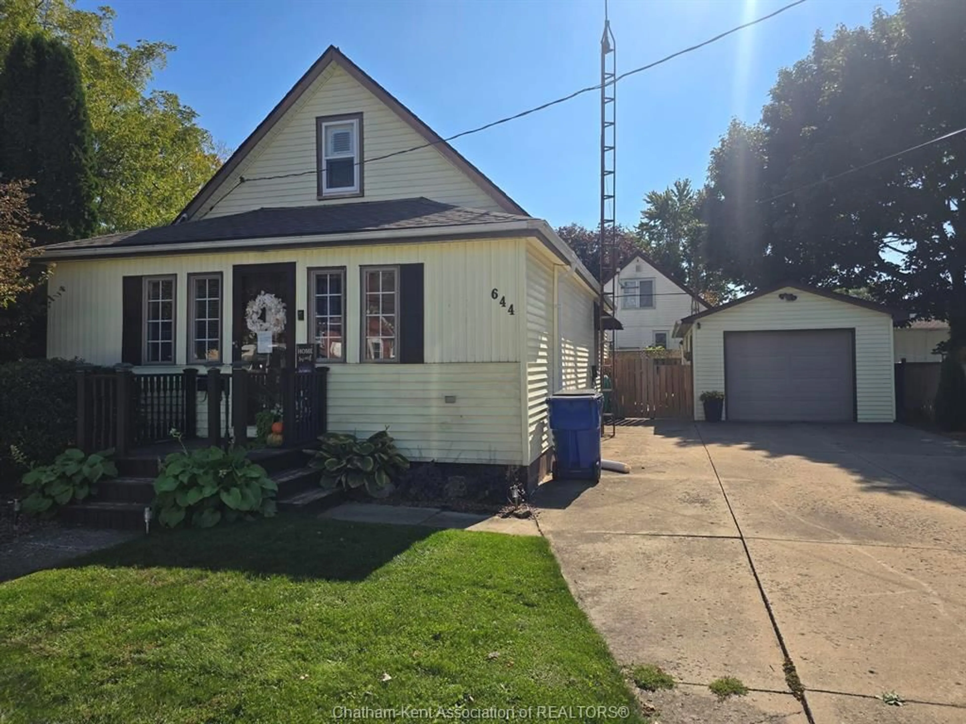 Home with vinyl exterior material, street for 644 WALLACE St, Wallaceburg Ontario N8A 1K5