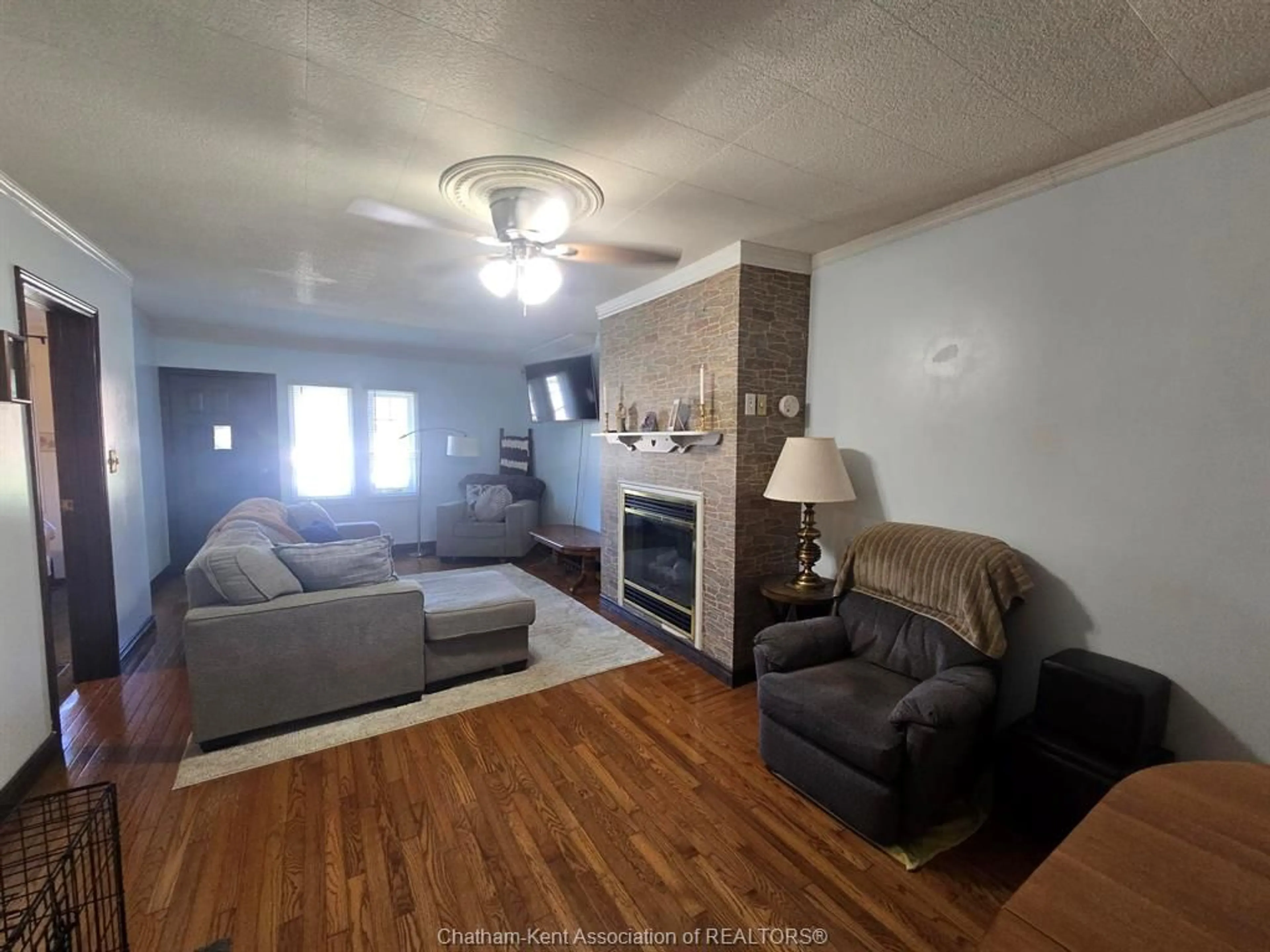Living room with furniture, wood/laminate floor for 644 WALLACE St, Wallaceburg Ontario N8A 1K5