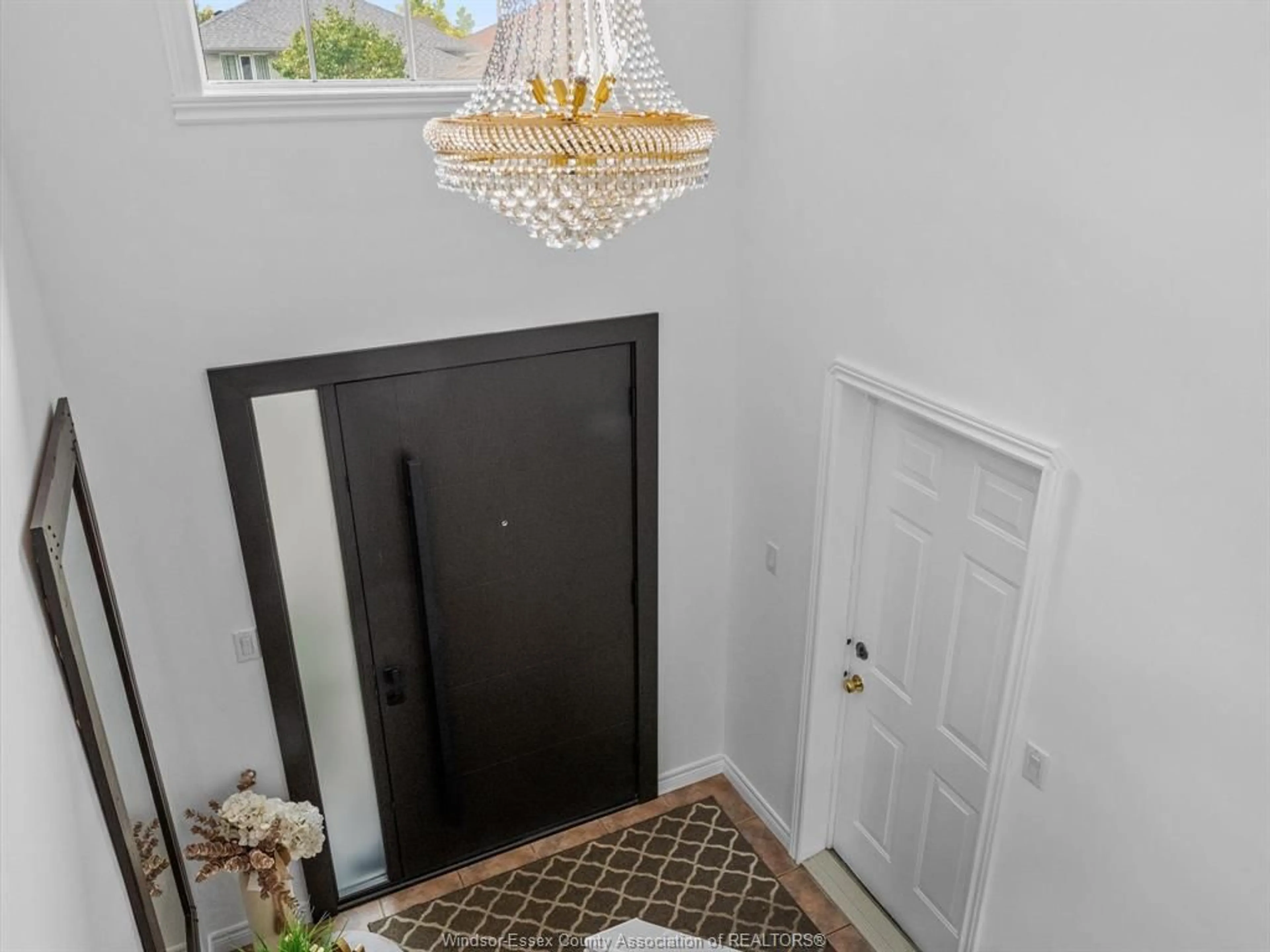Indoor entryway for 2408 WATERFORD Ave, Windsor Ontario N8P 1S1