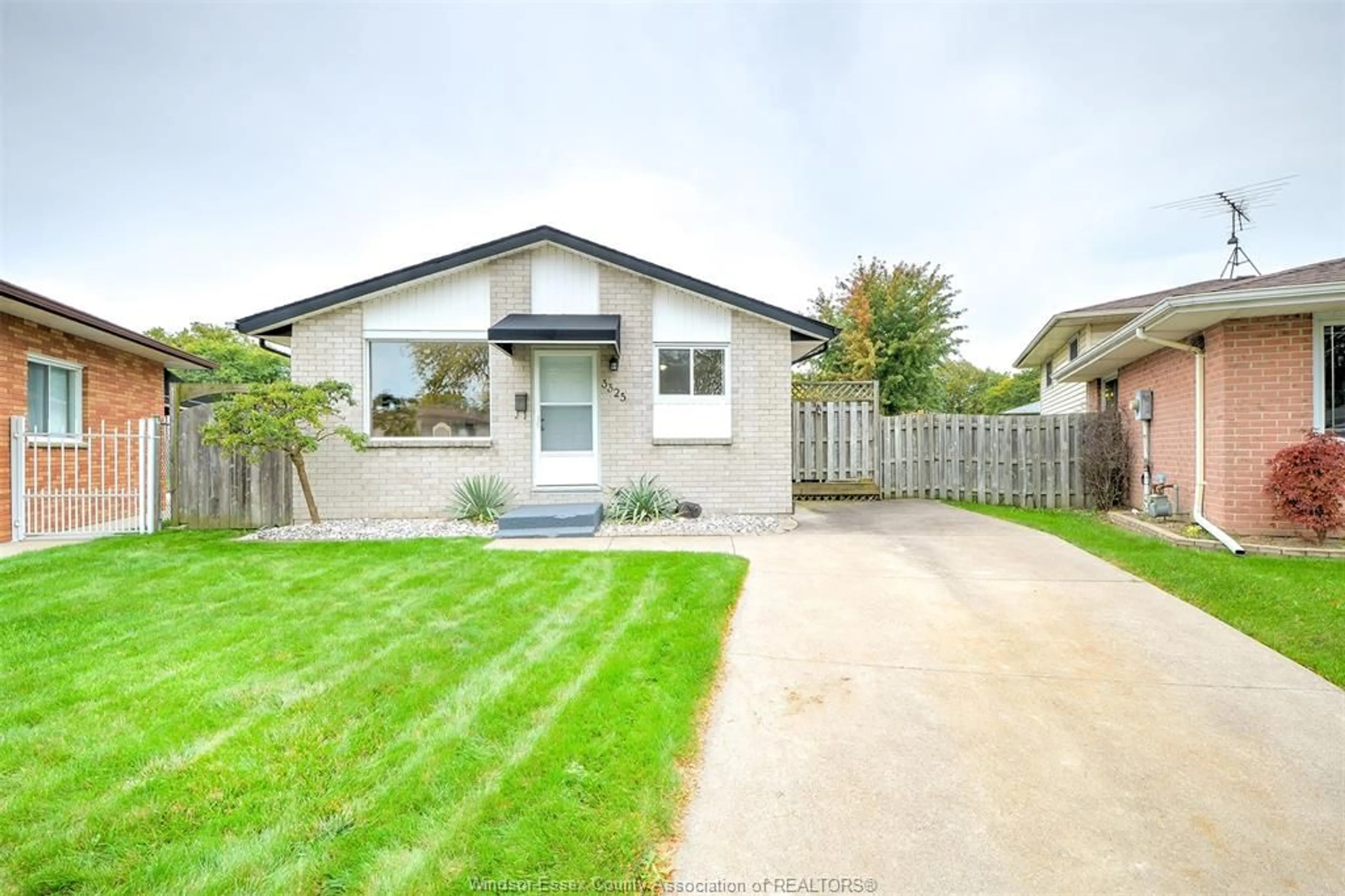 A pic from outside/outdoor area/front of a property/back of a property/a pic from drone, street for 3325 DOLPHIN Crt, Windsor Ontario N8R 2G7