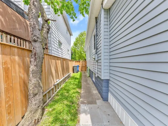 1673 Cadillac St, Windsor 5