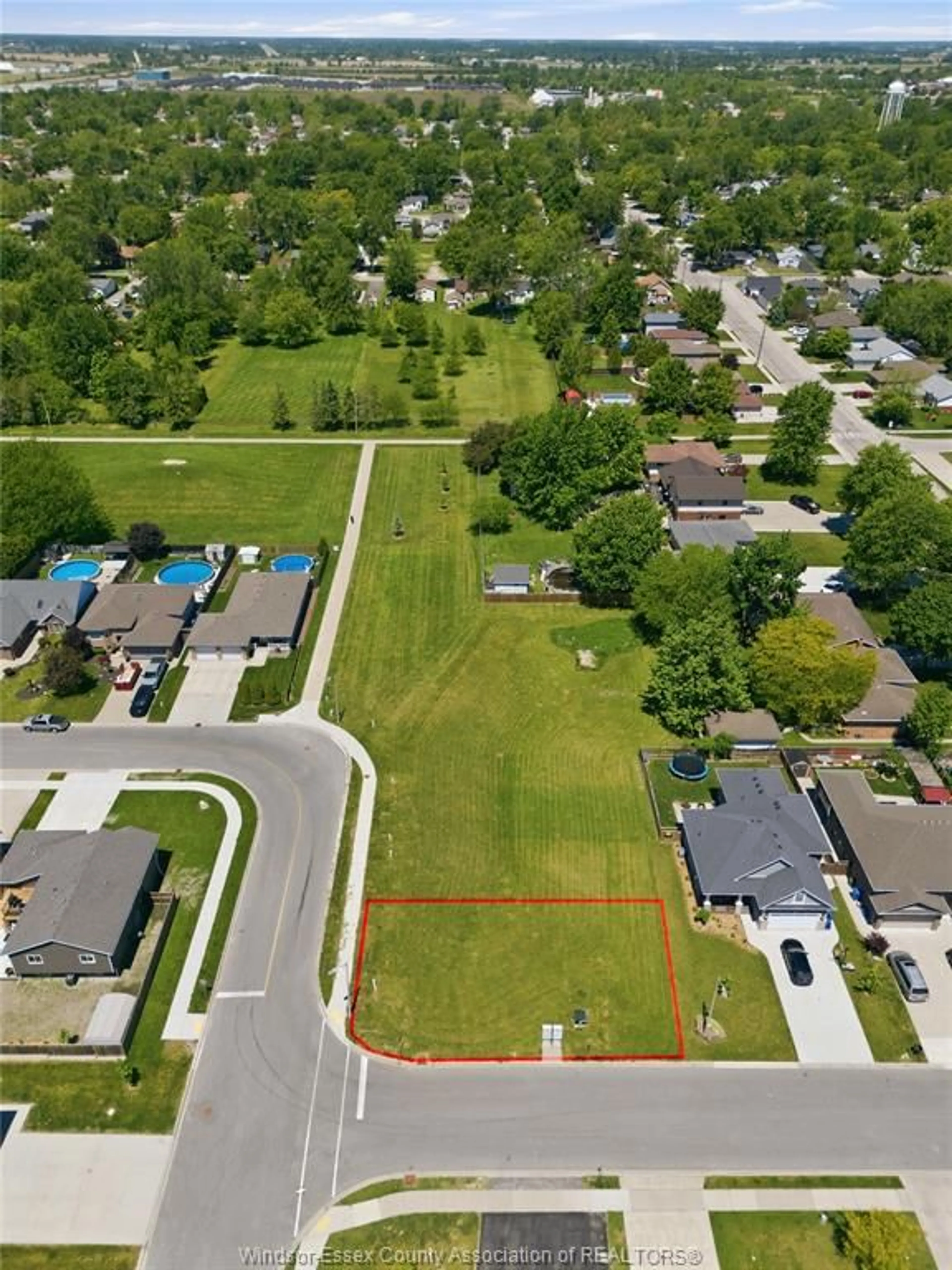 A pic from outside/outdoor area/front of a property/back of a property/a pic from drone, street for 195 BRIEN, Essex Ontario N8M 3G3