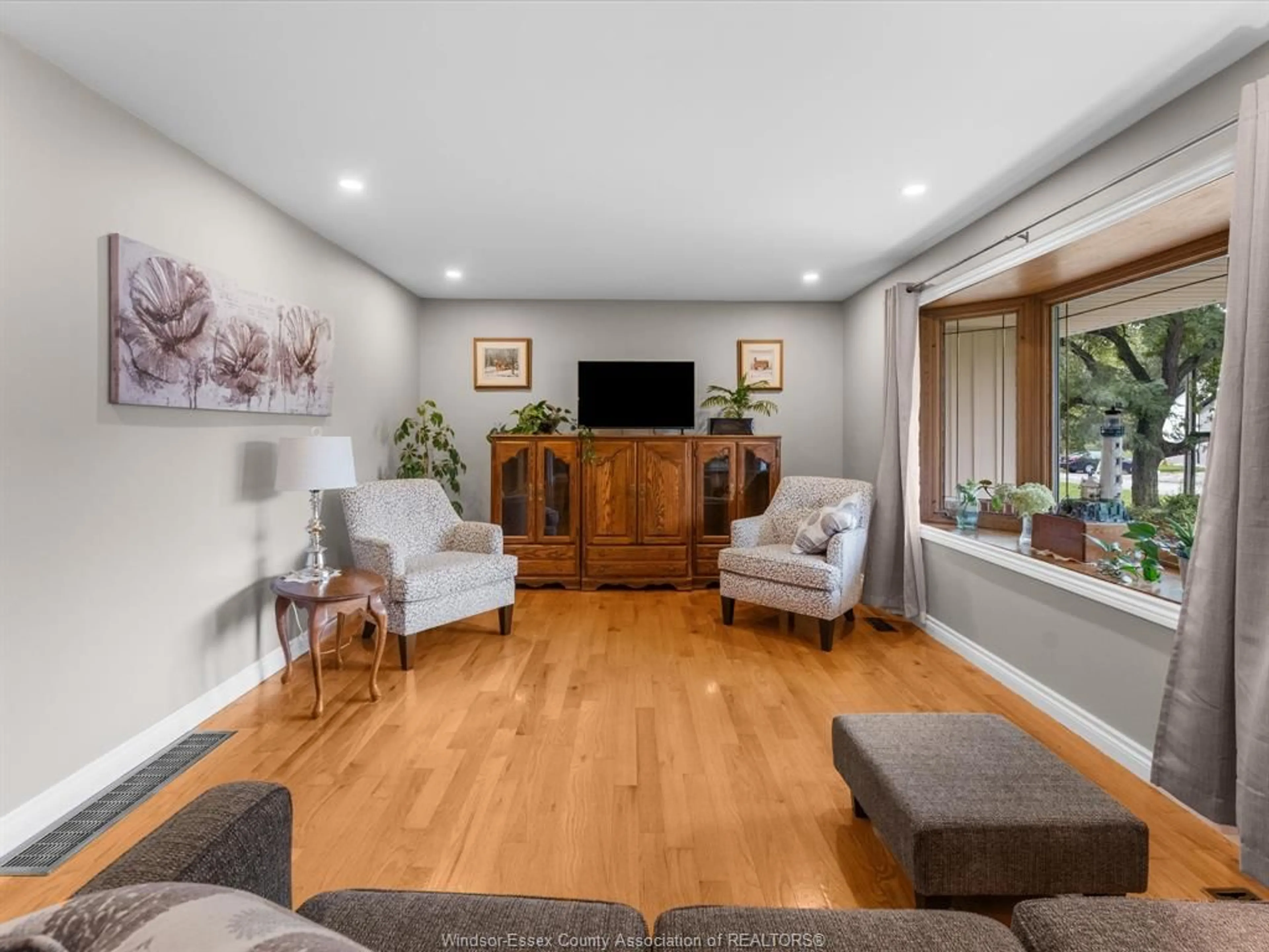 Living room with furniture, wood/laminate floor for 124 Allison Ave, Essex Ontario N0R 1G0