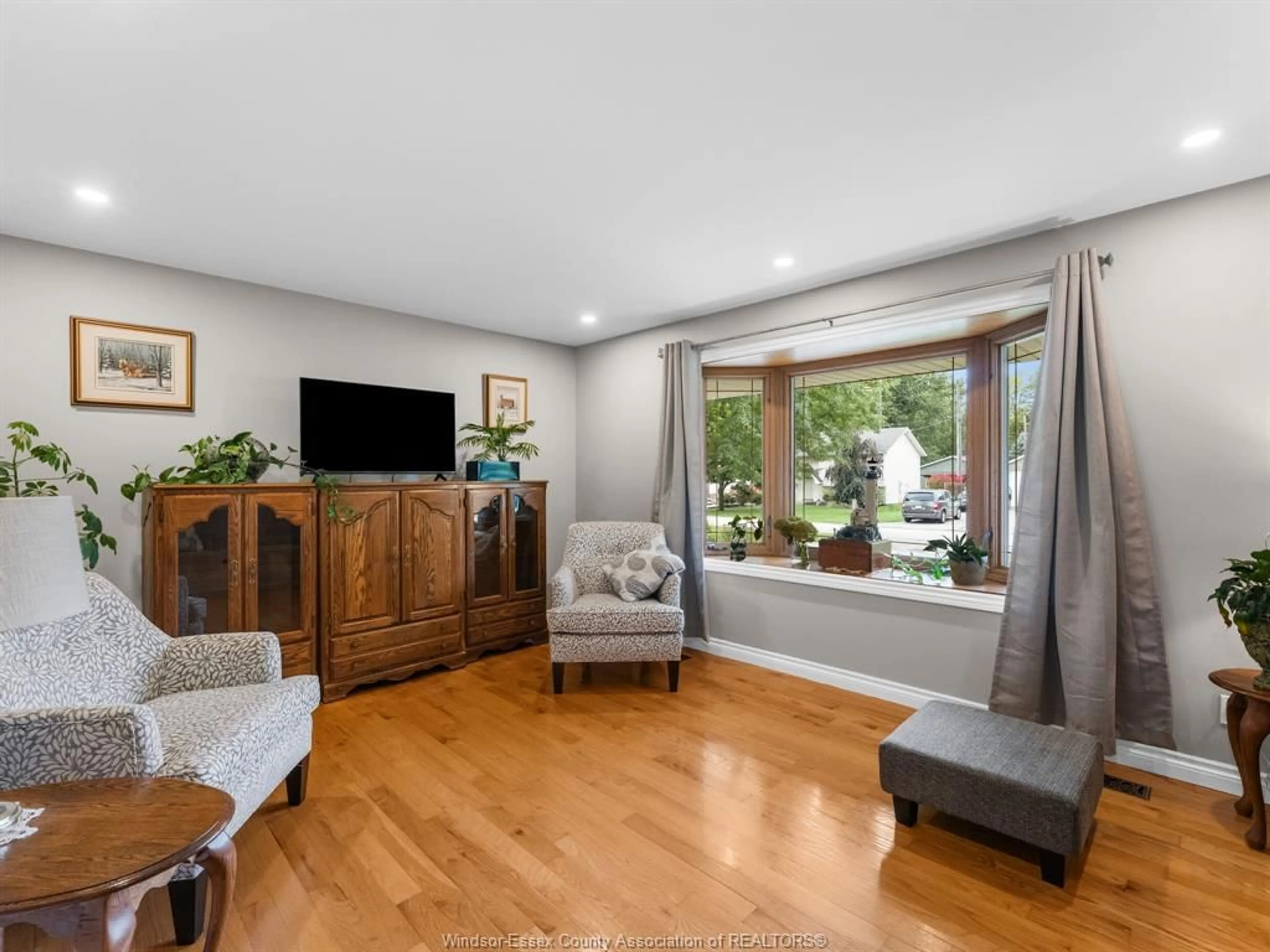 Living room with furniture, wood/laminate floor for 124 Allison Ave, Essex Ontario N0R 1G0