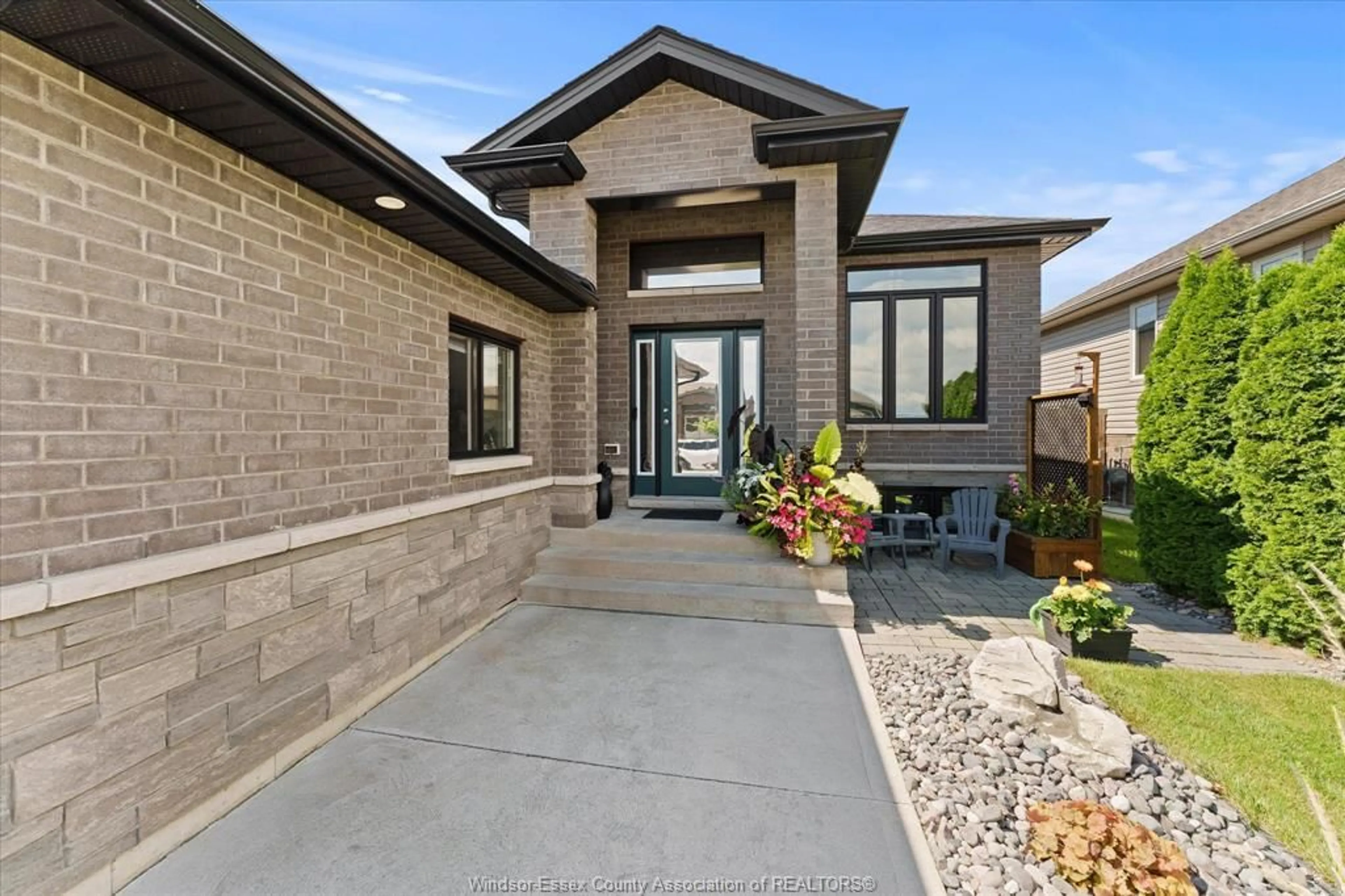 Home with brick exterior material, street for 120 GOLFVIEW Dr, Kingsville Ontario N9Y 0E4