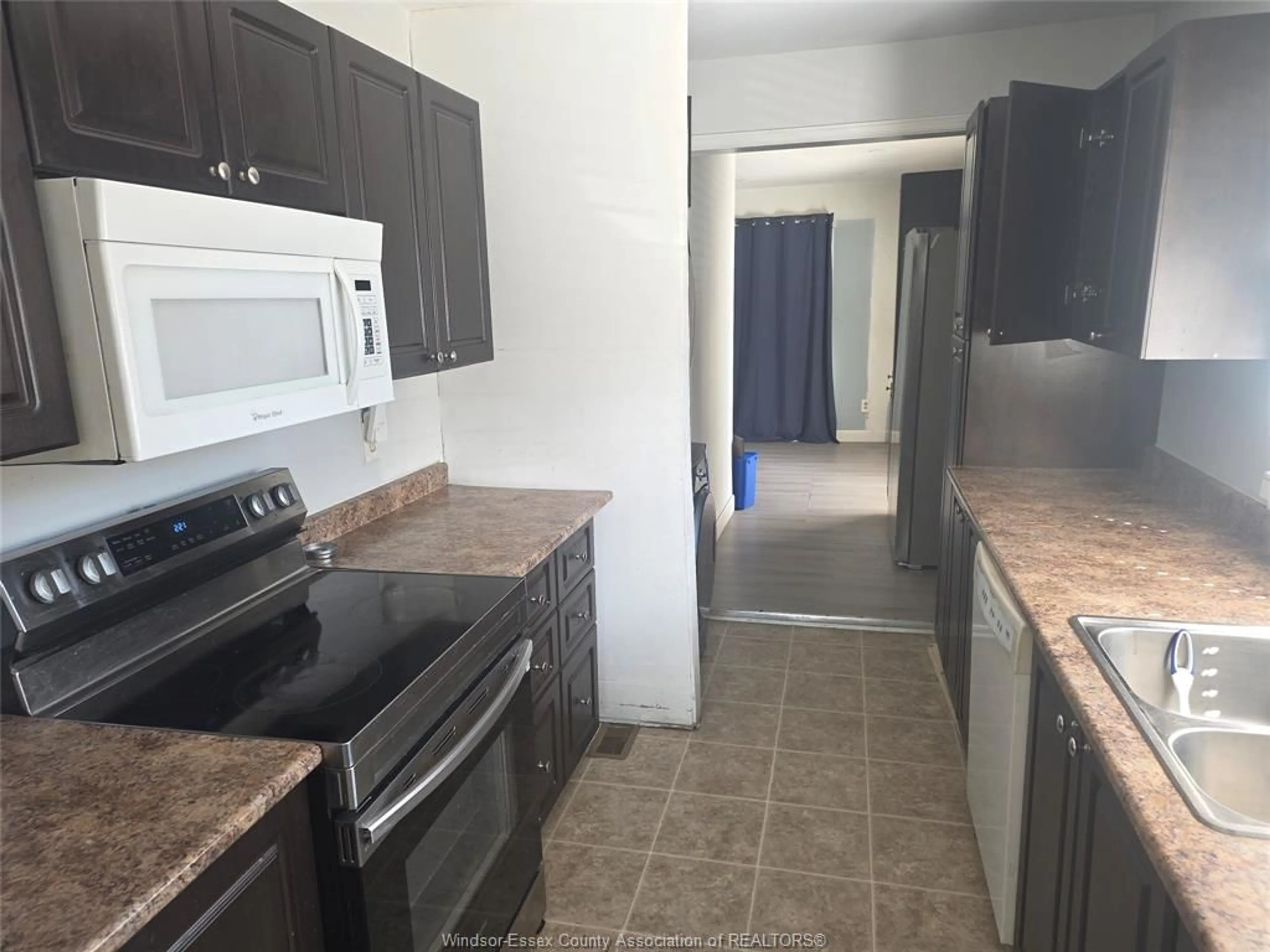 Standard kitchen, unknown for 1108 Brock St, Windsor Ontario N9C 2V5