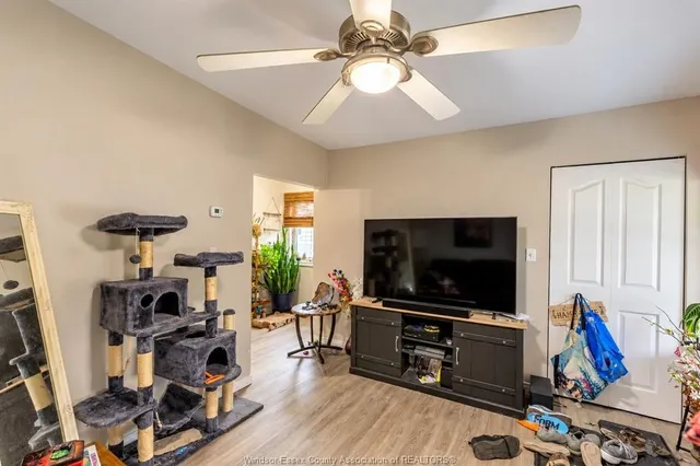 2176 MCDOUGALL, Windsor 2