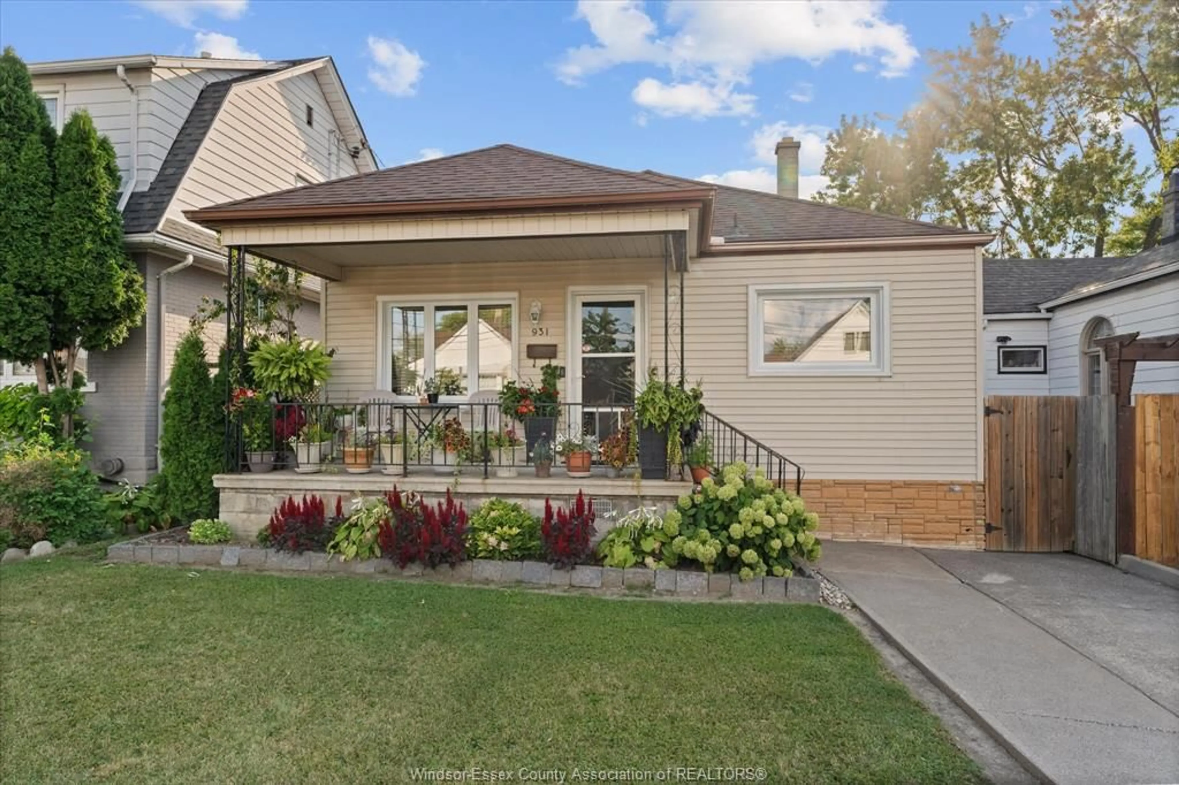 Home with vinyl exterior material, street for 931 LILLIAN Ave, Windsor Ontario N9A 1V4