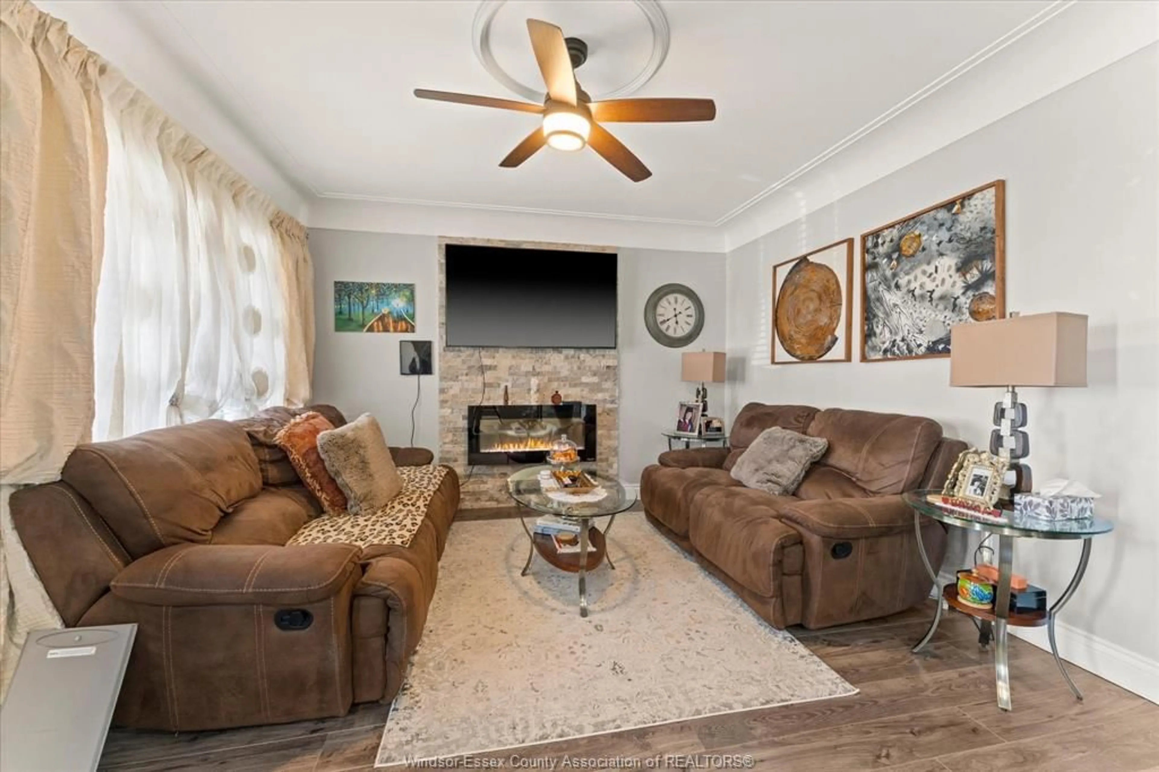 Living room with furniture, unknown for 931 LILLIAN Ave, Windsor Ontario N9A 1V4