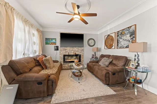 931 LILLIAN Ave, Windsor 4