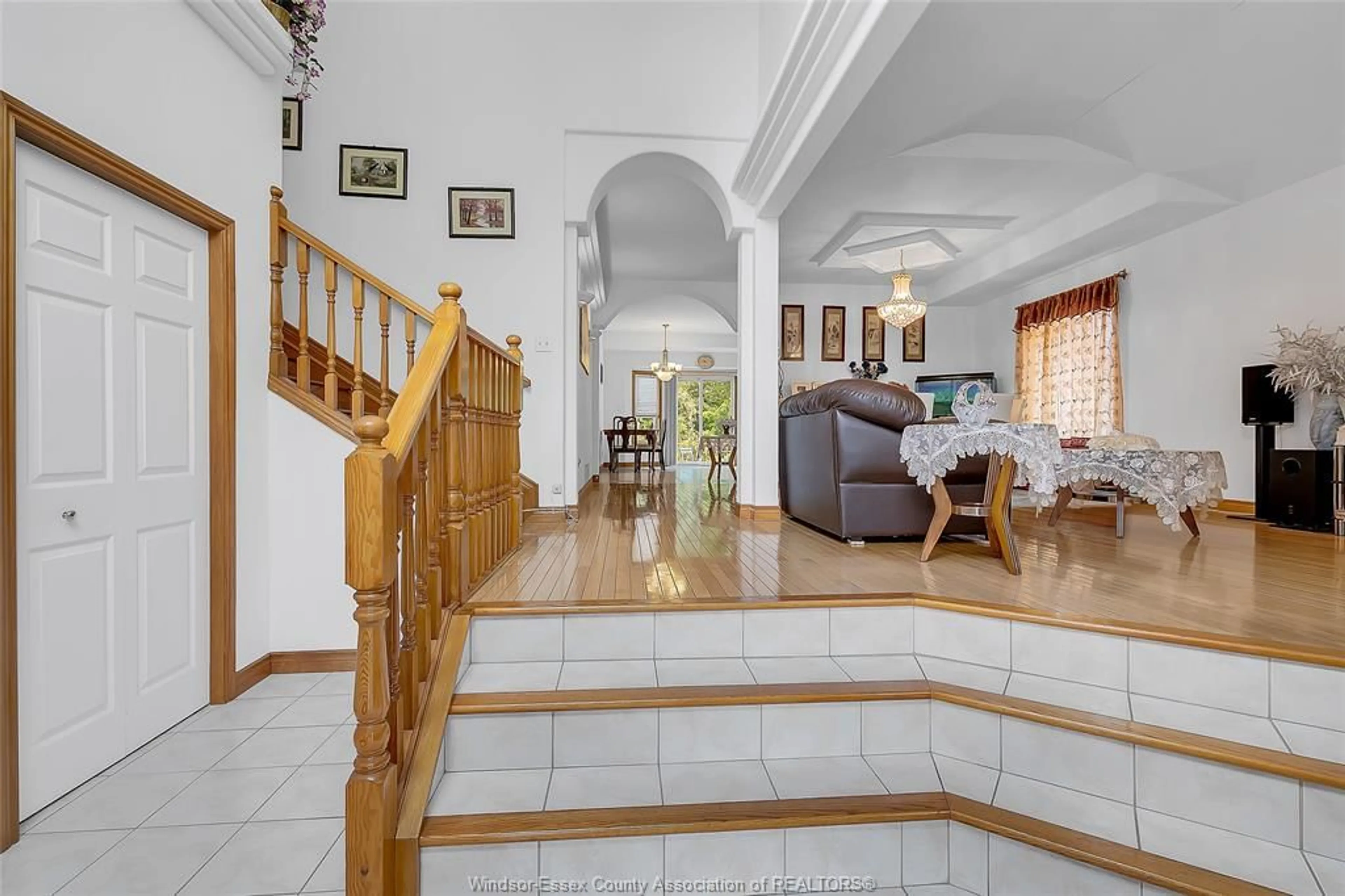 Indoor foyer for 445 JOHN HARVEY Cres, Windsor Ontario N9E 4R4