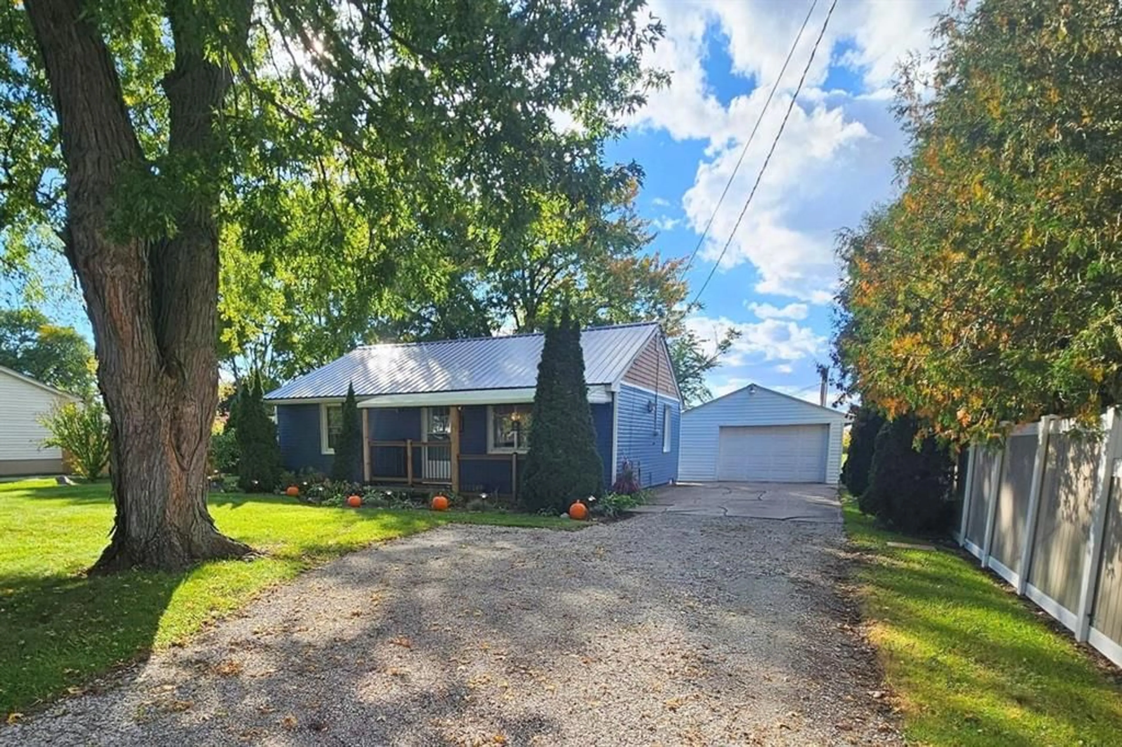 A pic from outside/outdoor area/front of a property/back of a property/a pic from drone, street for 235 Eureka St, Petrolia Ontario N0N 1R0
