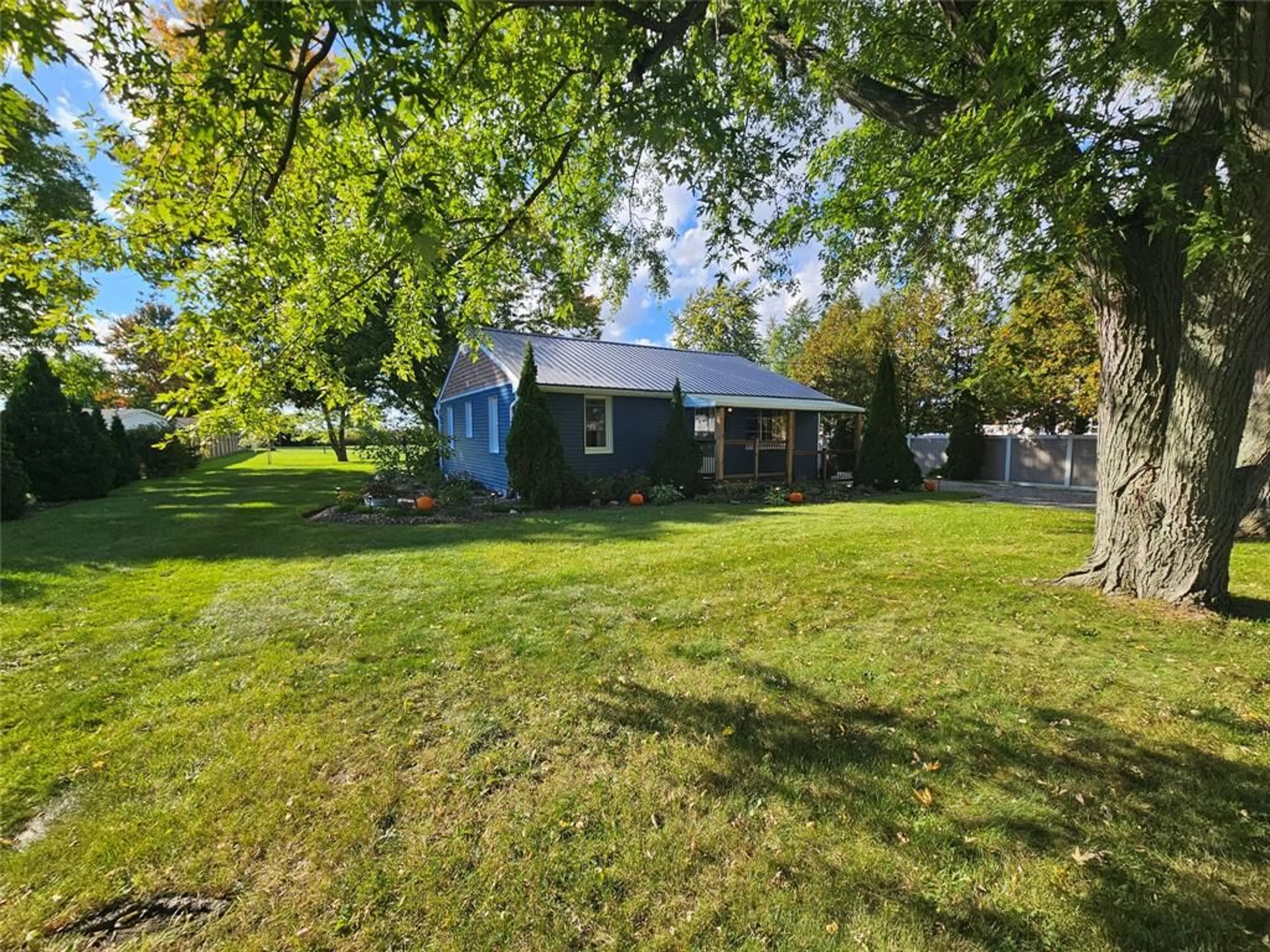 A pic from outside/outdoor area/front of a property/back of a property/a pic from drone, street for 235 Eureka St, Petrolia Ontario N0N 1R0