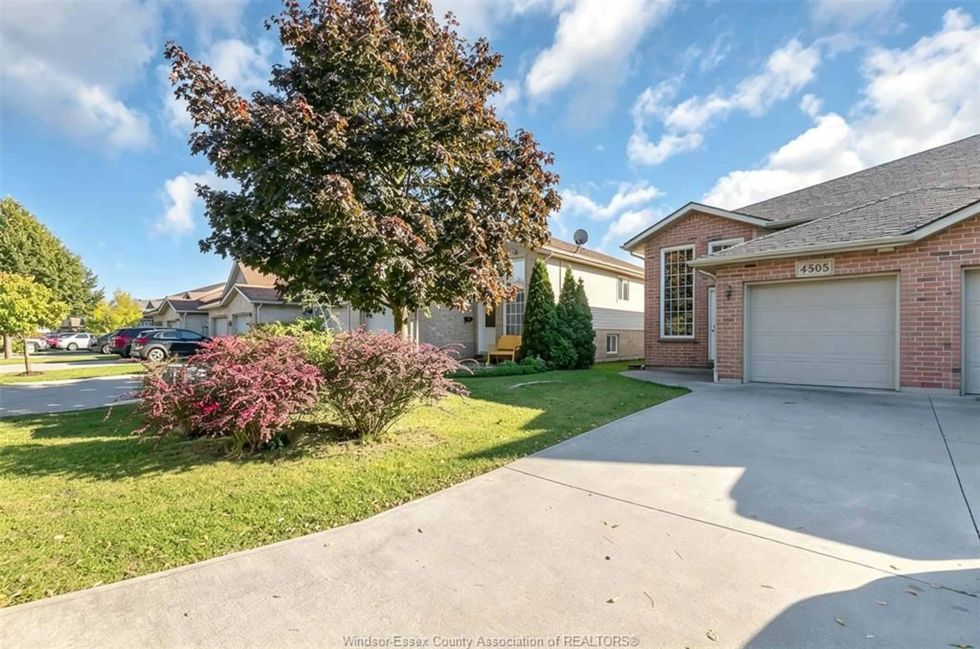 A pic from outside/outdoor area/front of a property/back of a property/a pic from drone, street for 4505 TUMBLEWEED, Windsor Ontario N9G 3C2