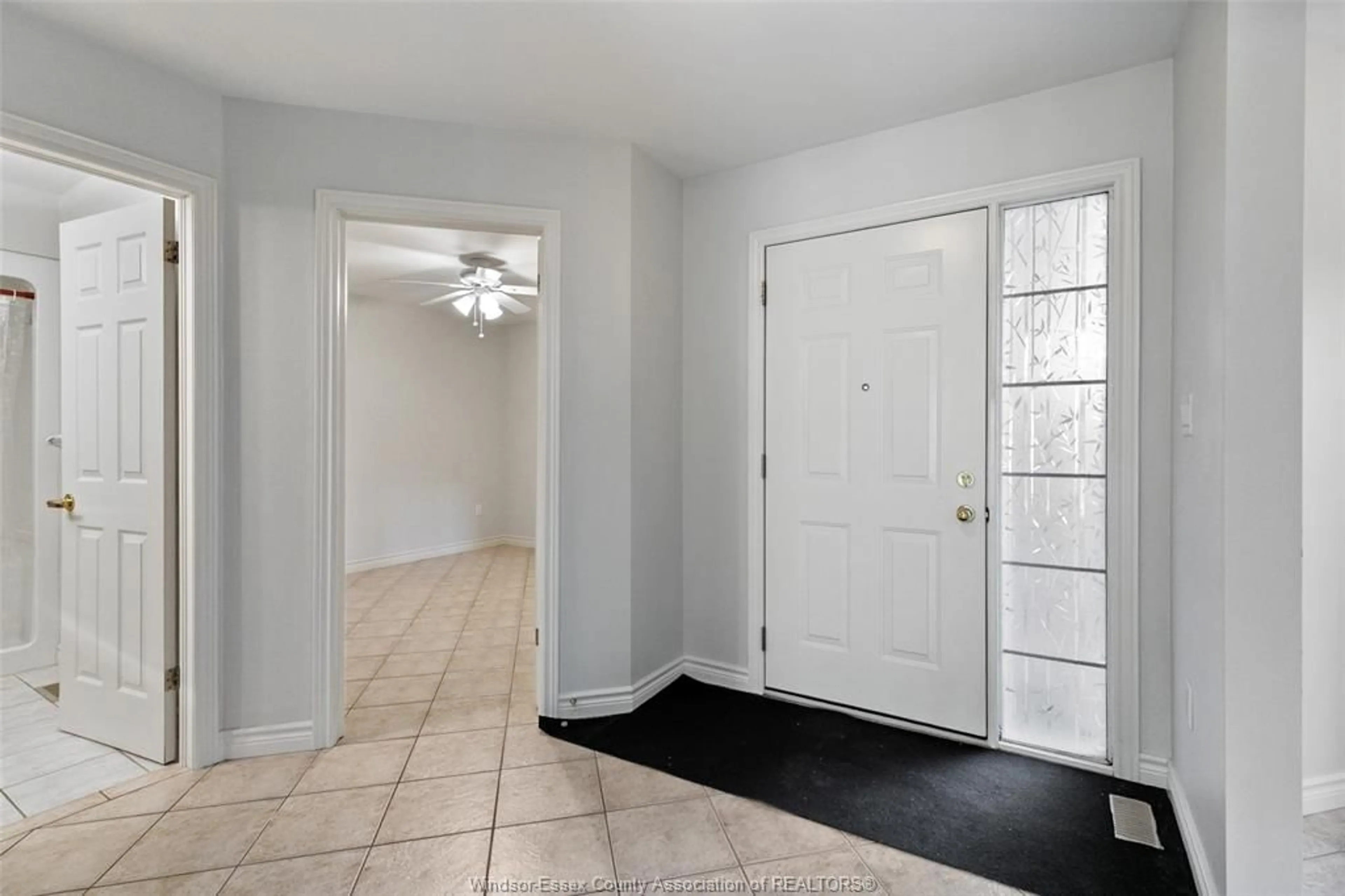 Indoor entryway for 1487 IMPERIAL Cres, Windsor Ontario N9G 2T8