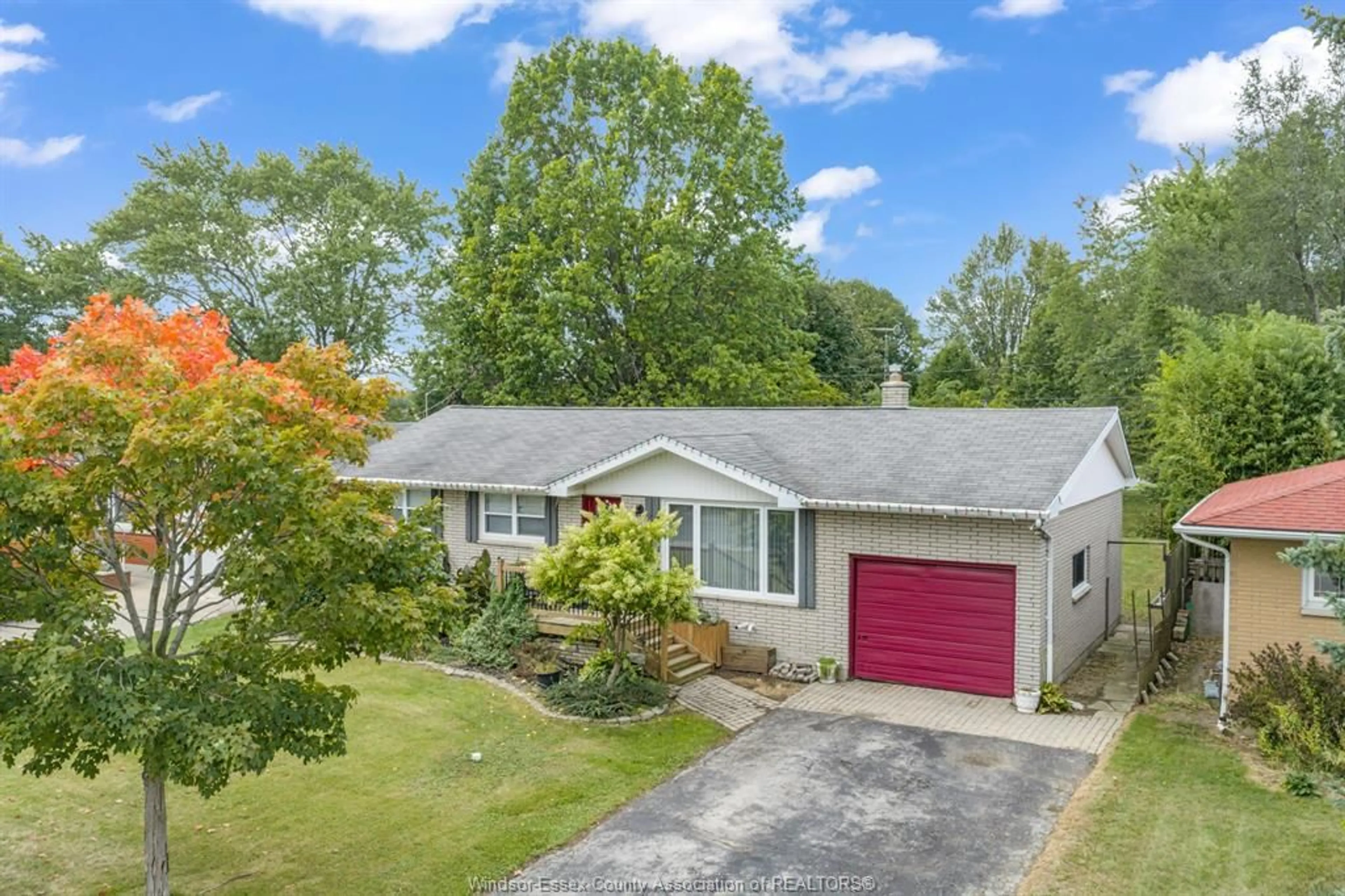 A pic from outside/outdoor area/front of a property/back of a property/a pic from drone, street for 91 DANFORTH Ave, Leamington Ontario N8H 2R1