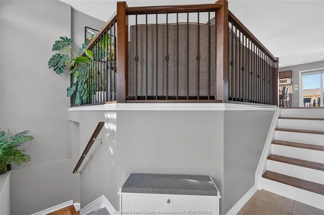 1049 THUNDERBAY, Windsor 5