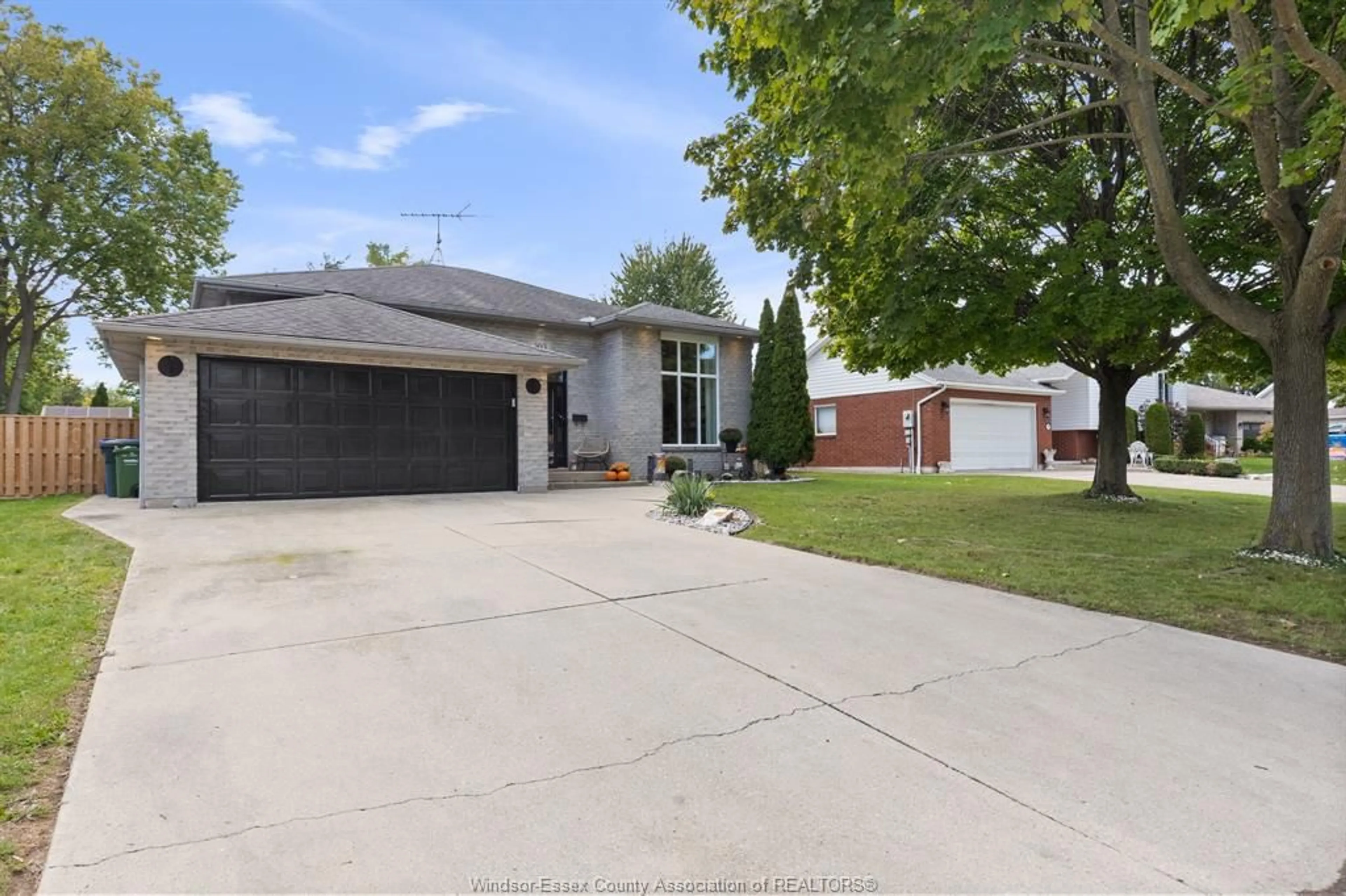 A pic from outside/outdoor area/front of a property/back of a property/a pic from drone, street for 303 STONE RIDGE Ave, Amherstburg Ontario N9V 3W4