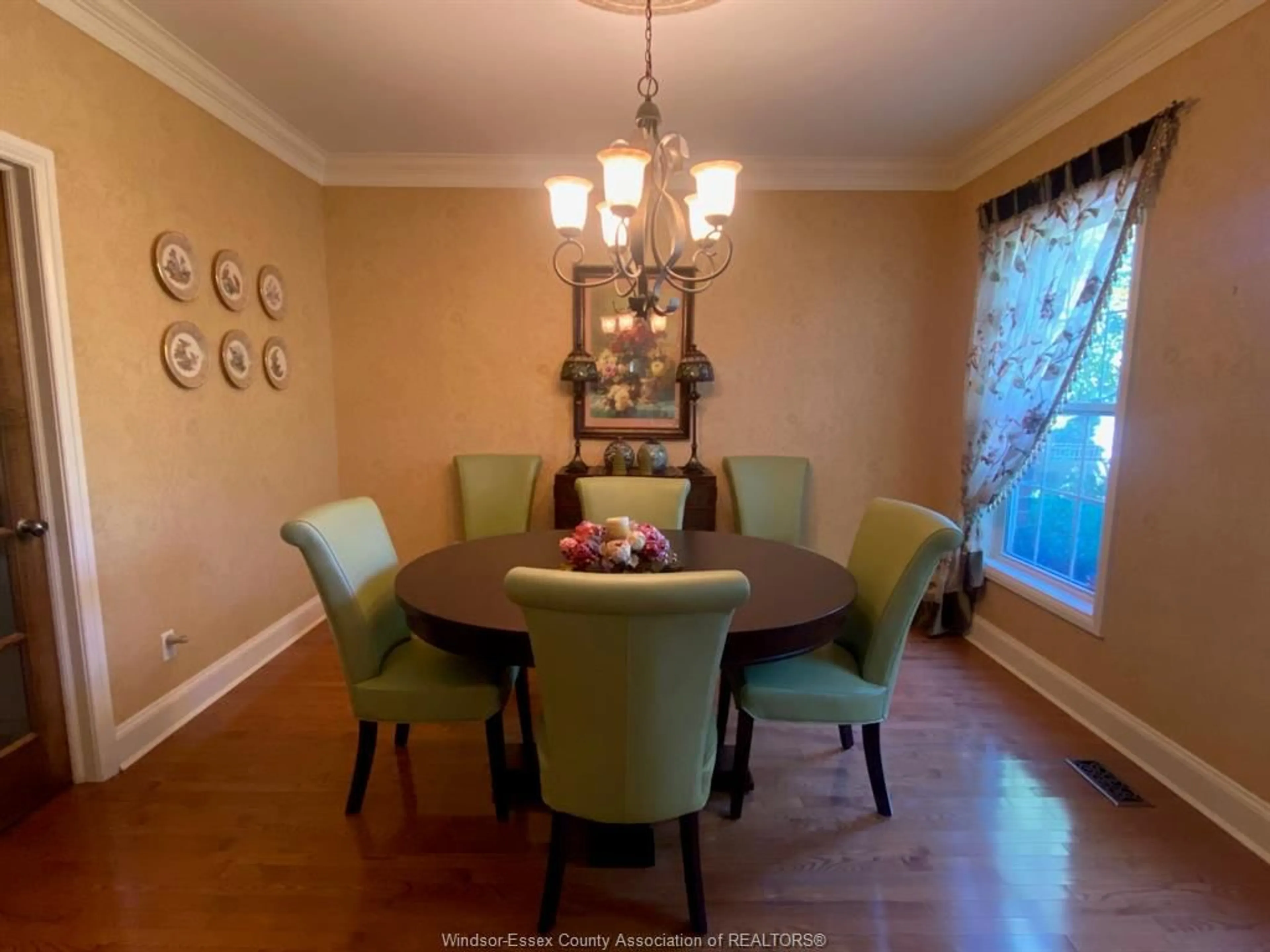 Dining room, wood/laminate floor for 3435 VICTORIA, Windsor Ontario N9E 4J8