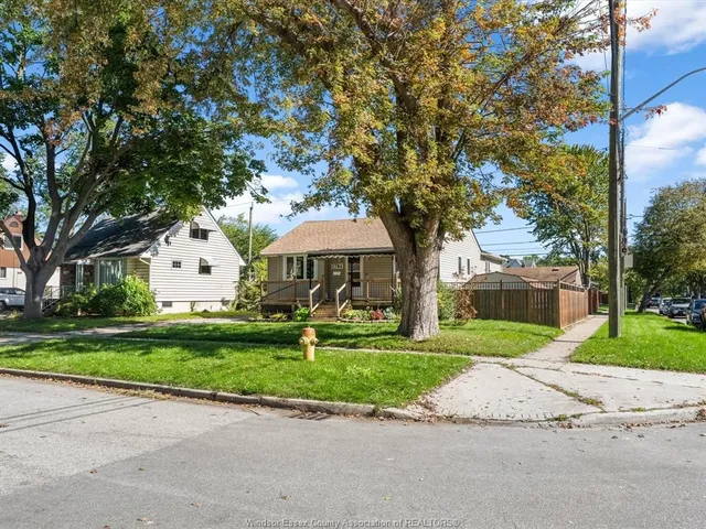 1794 Ellrose Ave, Windsor 3