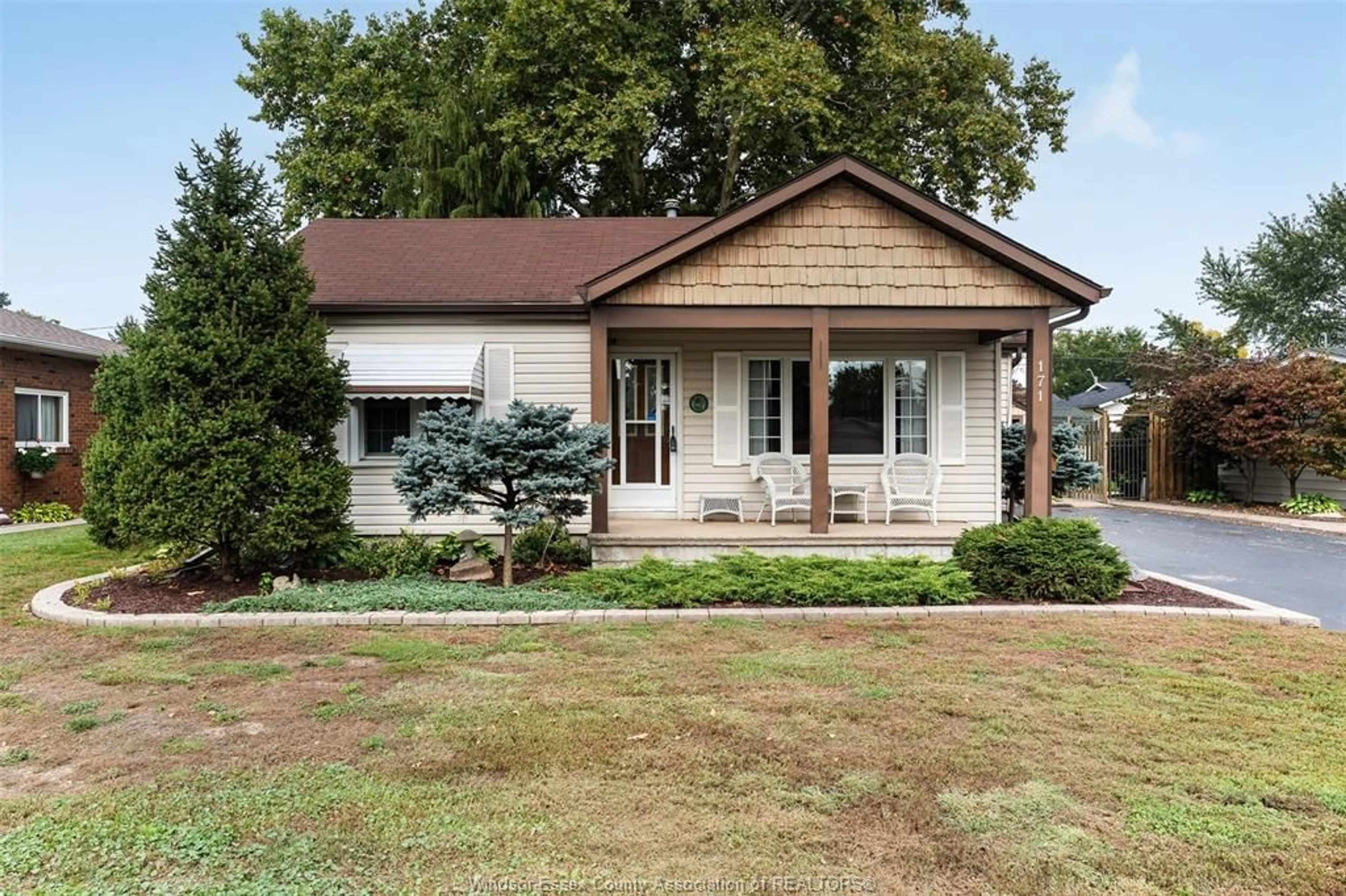 Home with vinyl exterior material, street for 171 MAPLE, LaSalle Ontario N9J 1N7