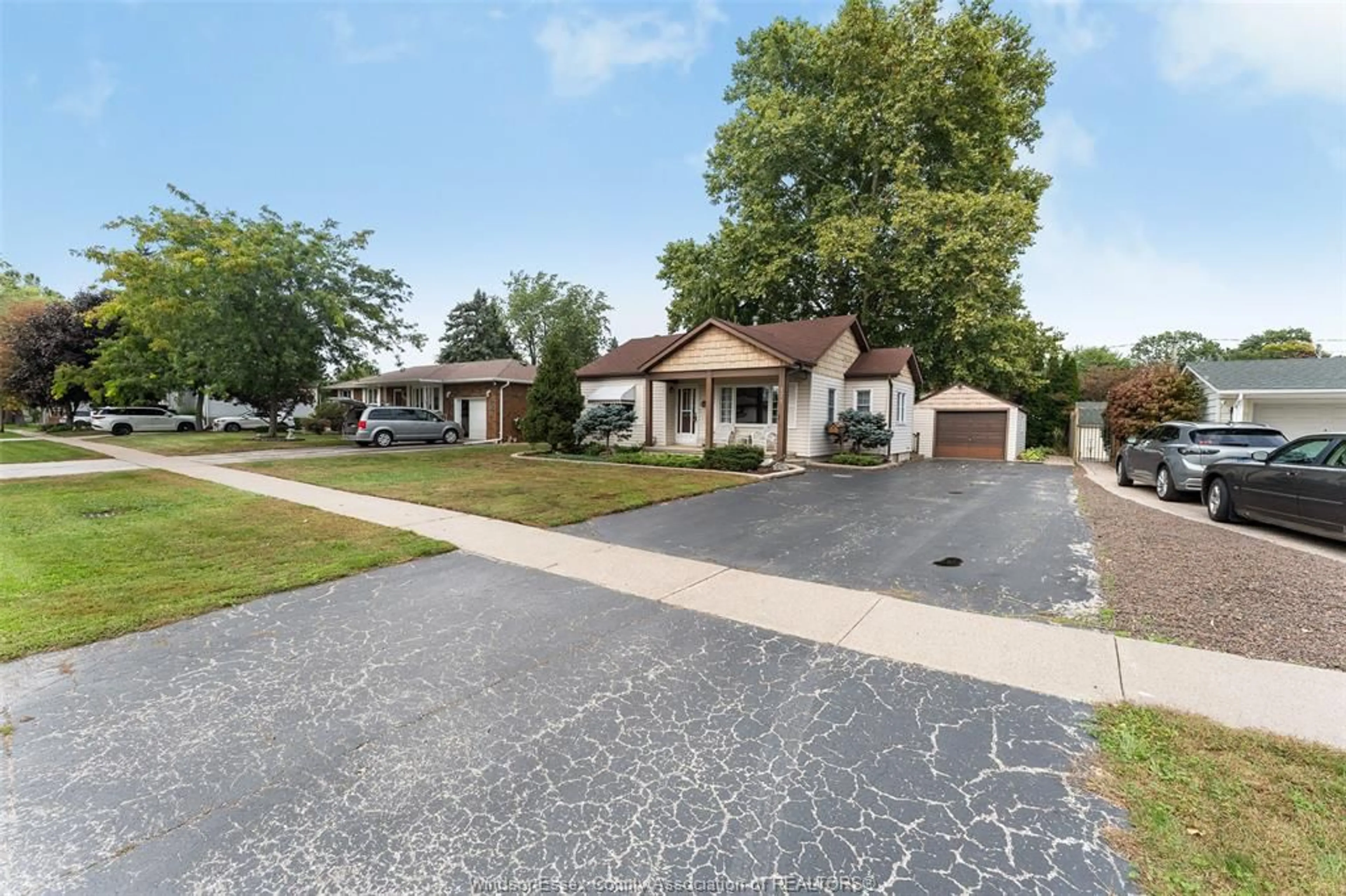 A pic from outside/outdoor area/front of a property/back of a property/a pic from drone, street for 171 MAPLE, LaSalle Ontario N9J 1N7